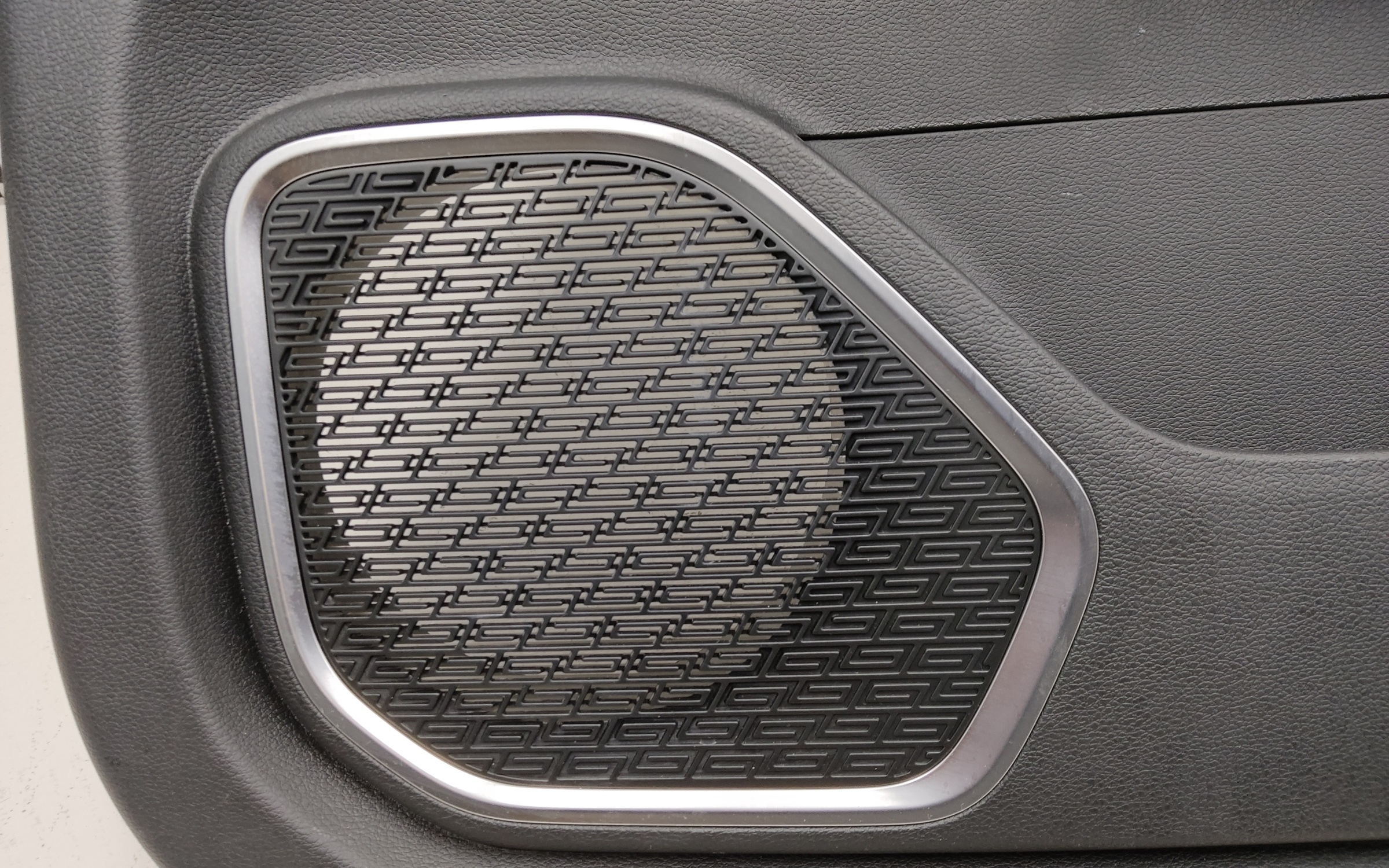 Обшивка двери передней правой Geely Coolray с красной вставкой