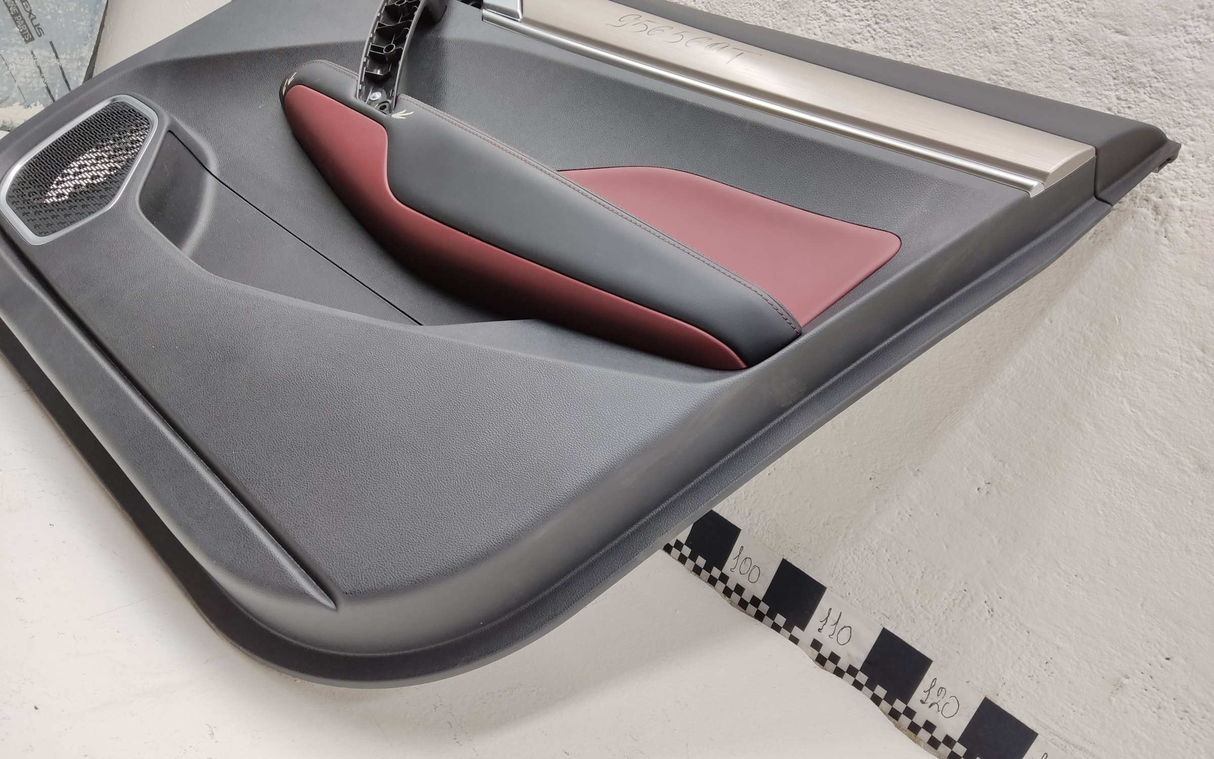 Обшивка двери передней правой Geely Coolray с красной вставкой