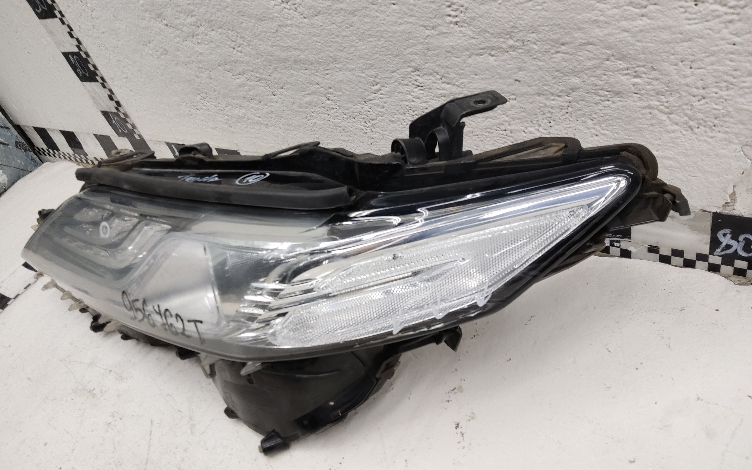 Фара передняя левая Toyota Camry V70 Restail LED