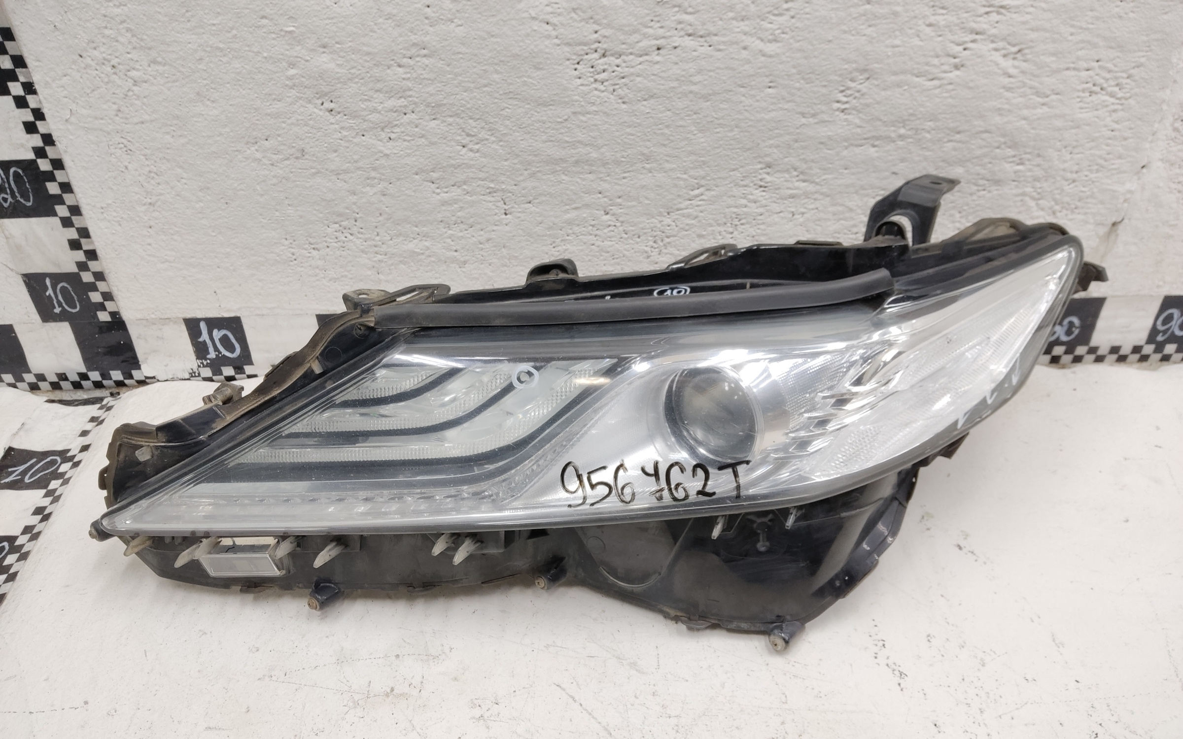 Фара передняя левая Toyota Camry V70 Restail LED