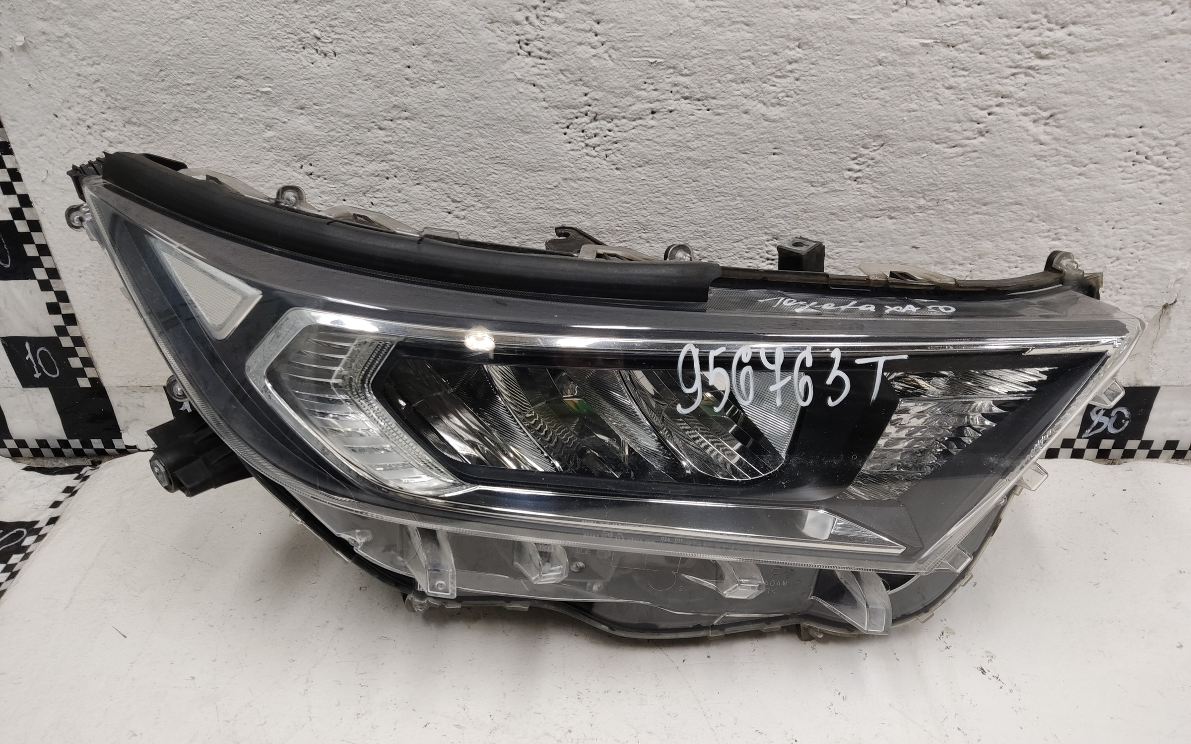 Фара передняя правая Toyota Rav4 XA50 LED