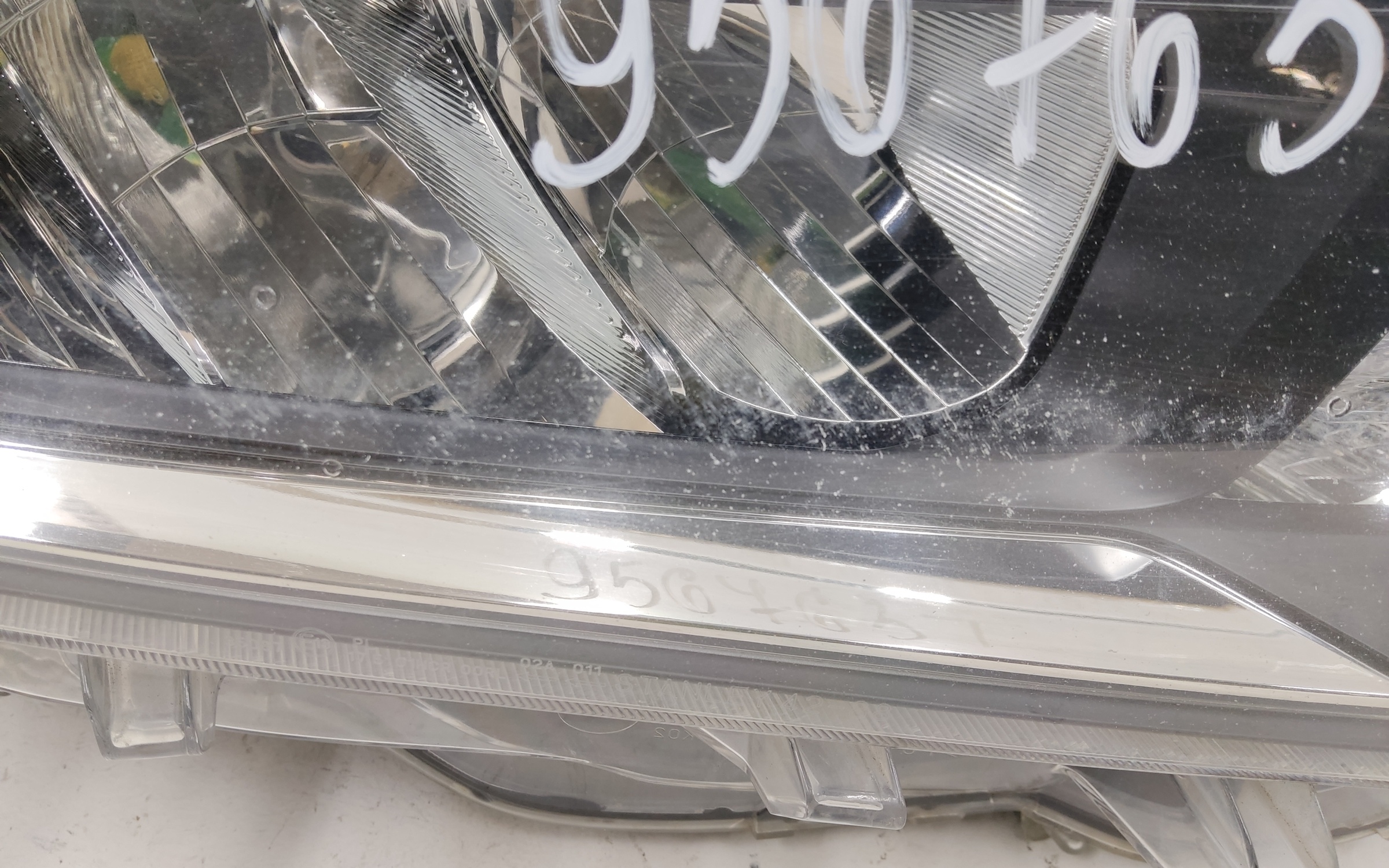 Фара передняя правая Toyota Rav4 XA50 LED