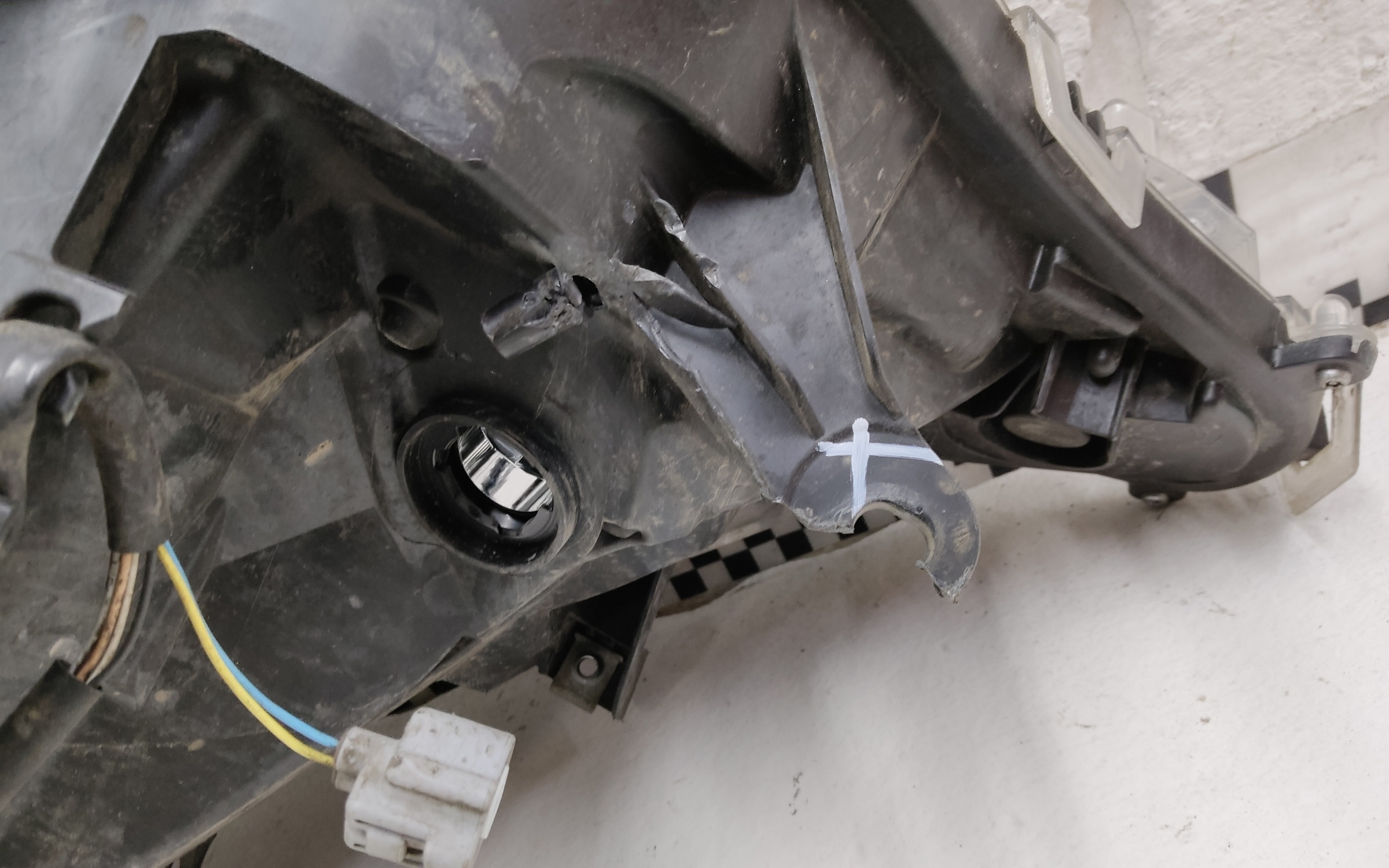Фара передняя правая Toyota Rav4 XA50 LED