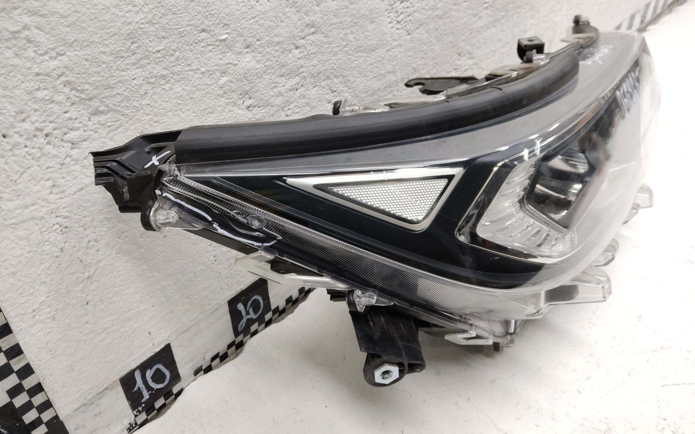 Фара передняя правая Toyota Rav4 XA50 LED