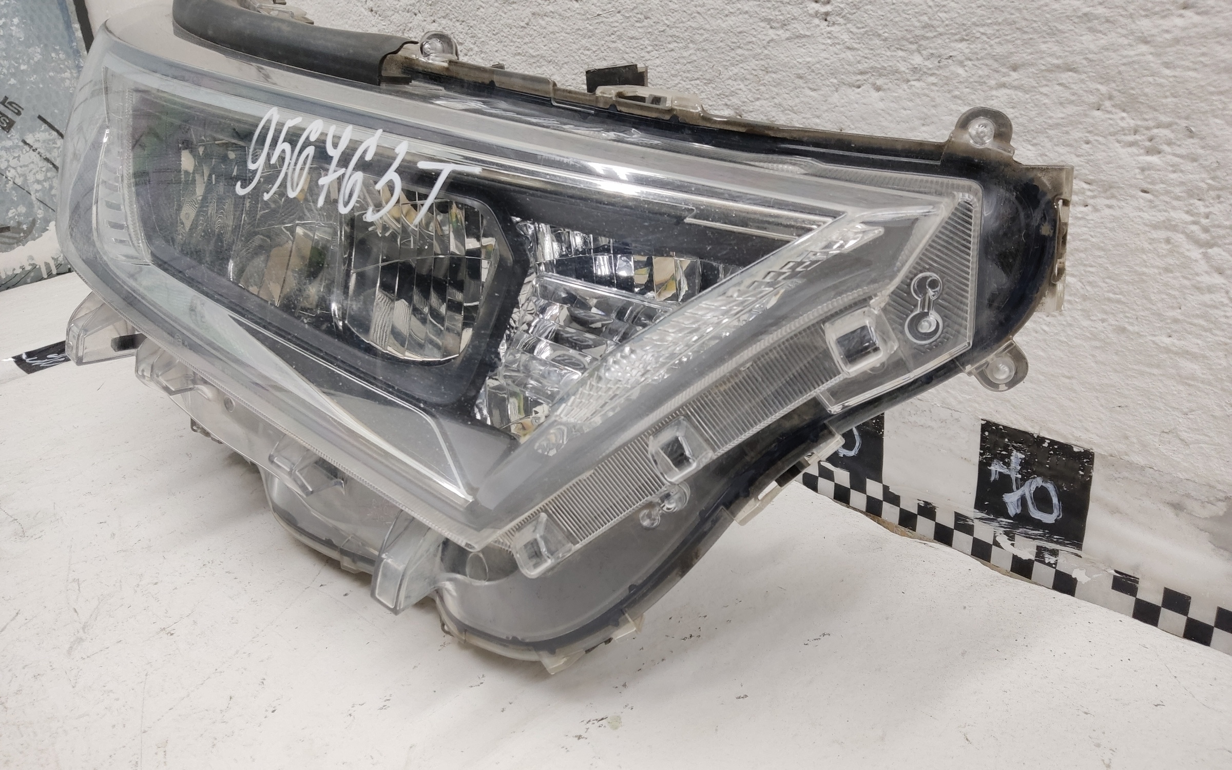 Фара передняя правая Toyota Rav4 XA50 LED