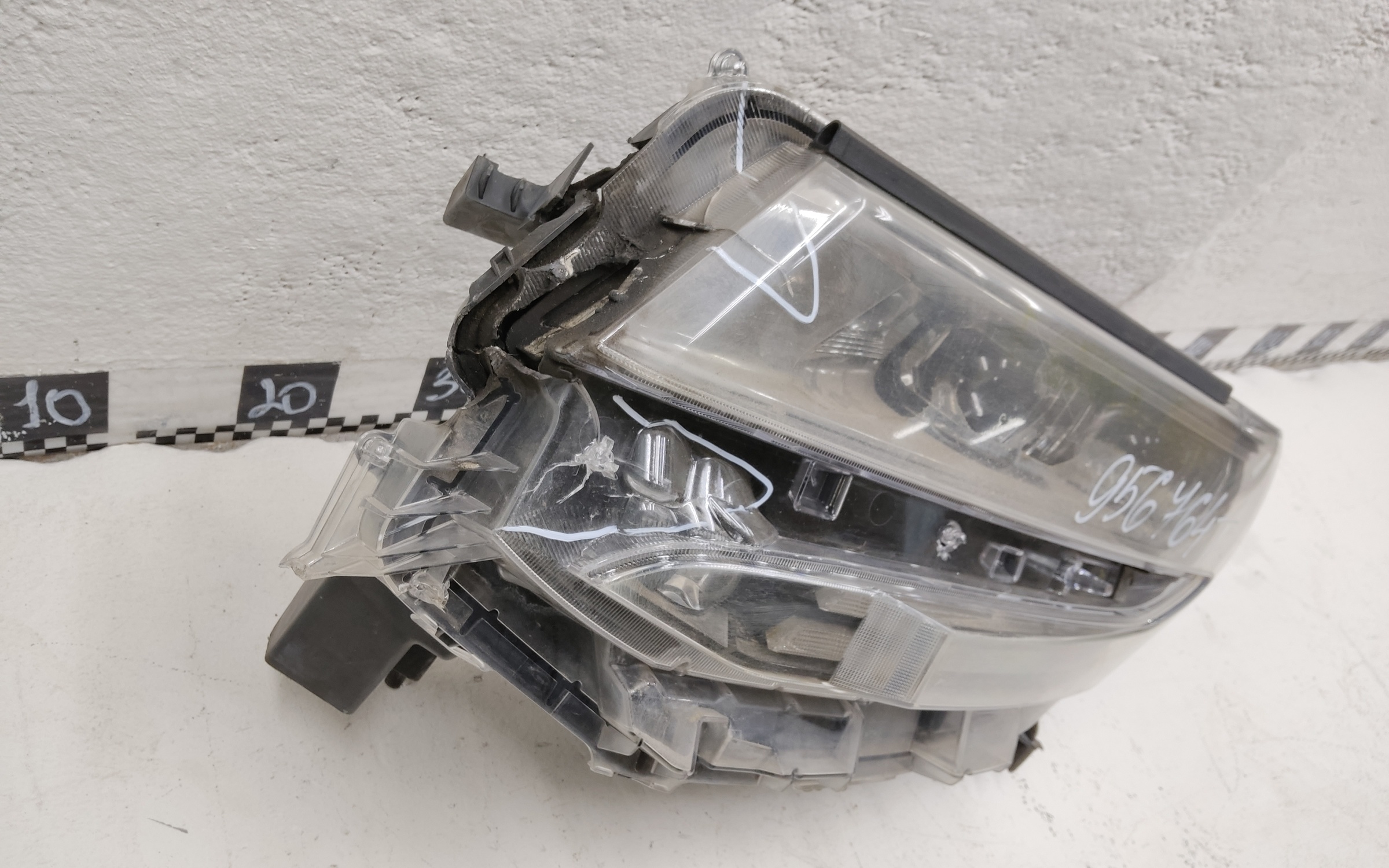 Фара передняя левая Toyota Alphard 3 Restail