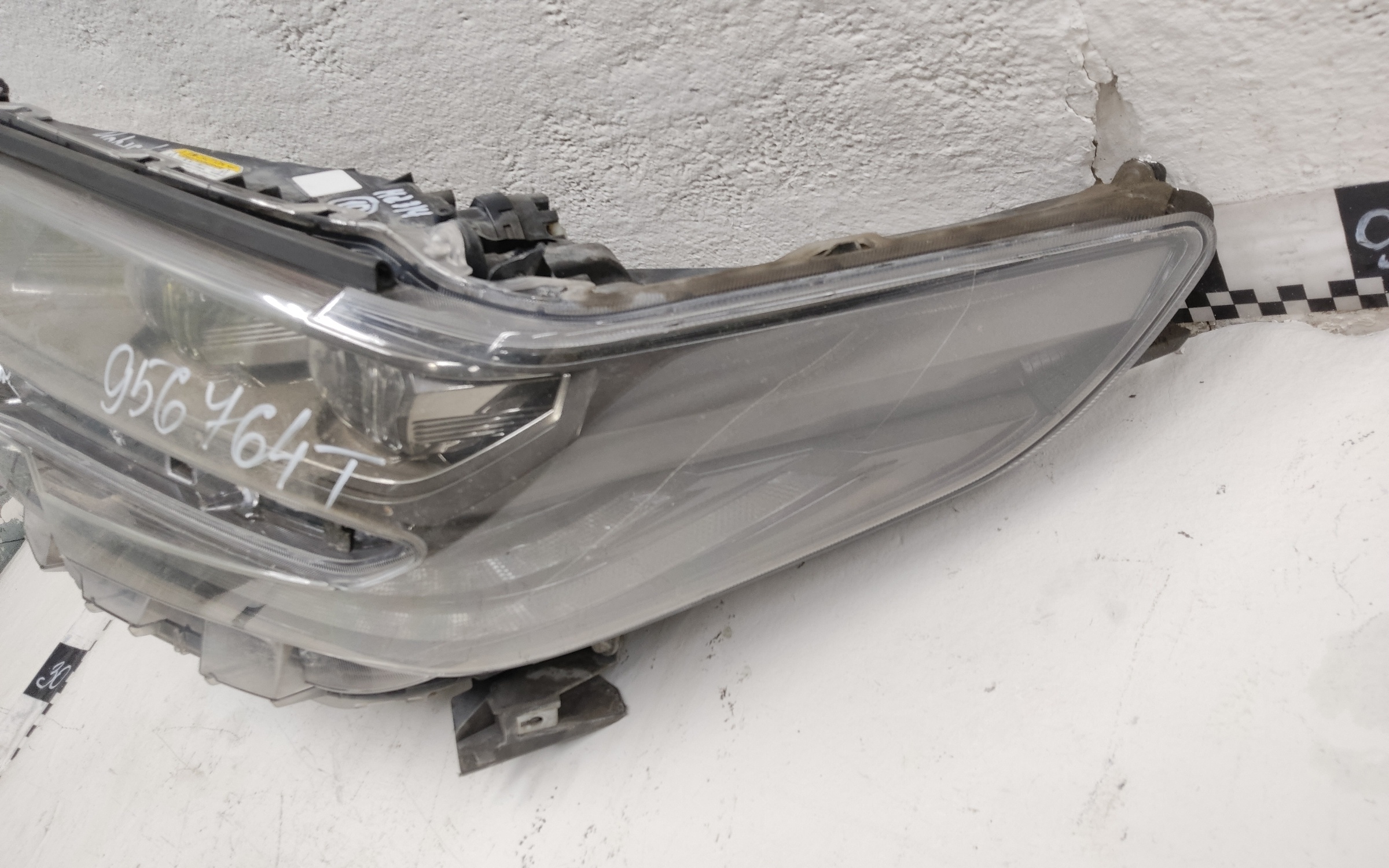 Фара передняя левая Toyota Alphard 3 Restail