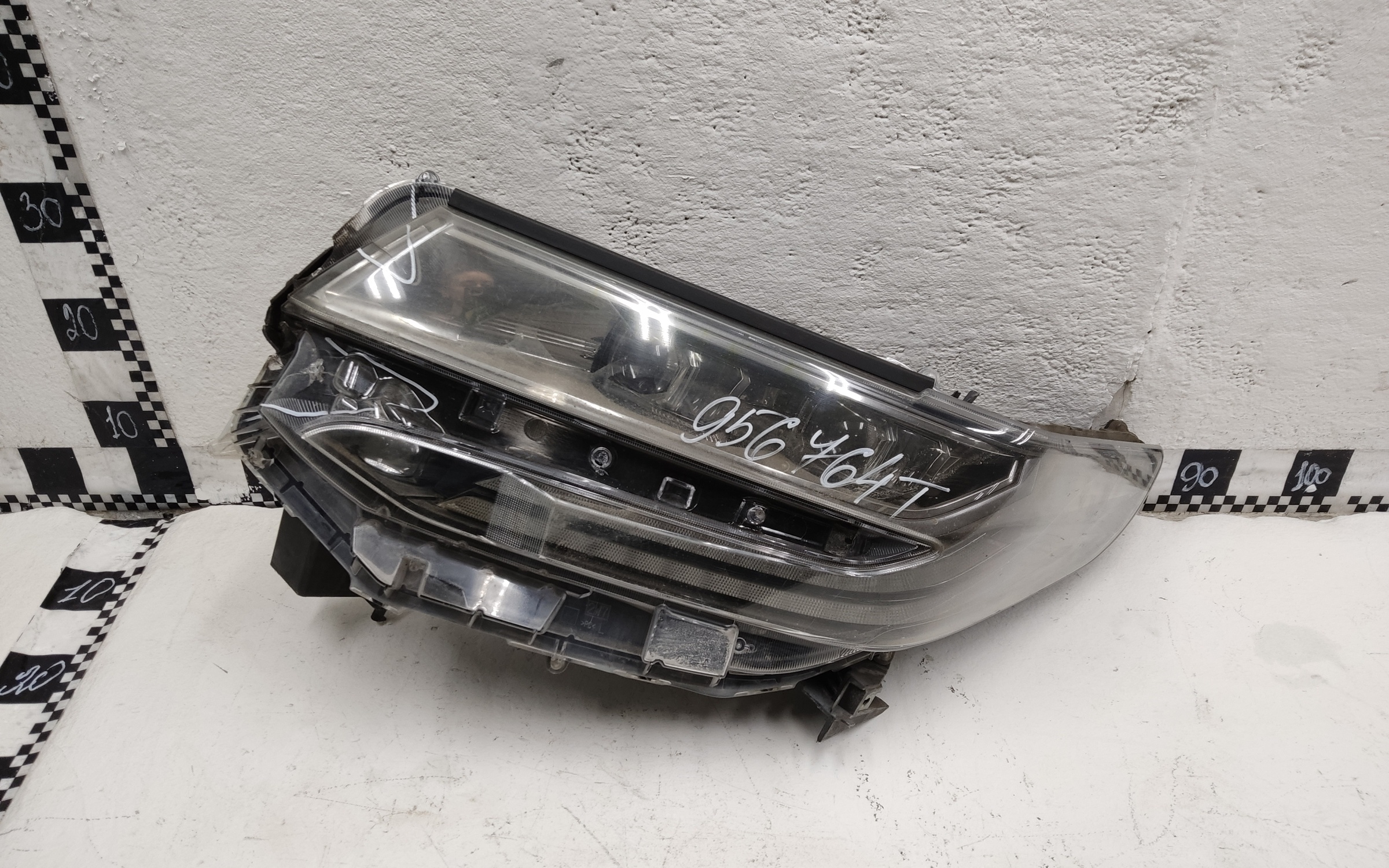 Фара передняя левая Toyota Alphard 3 Restail
