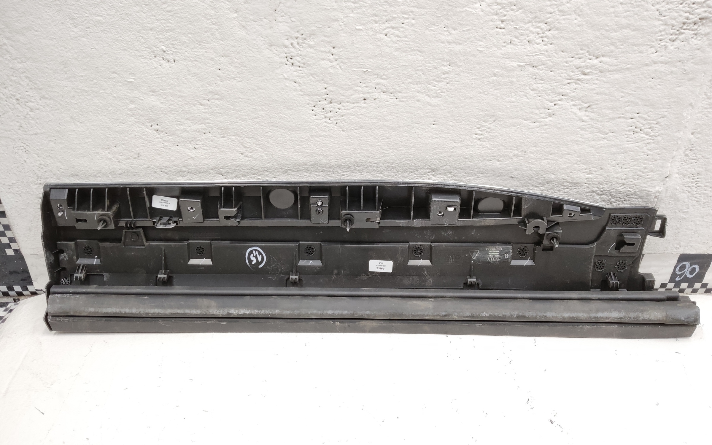 Накладка двери задней правой Geely Monjaro