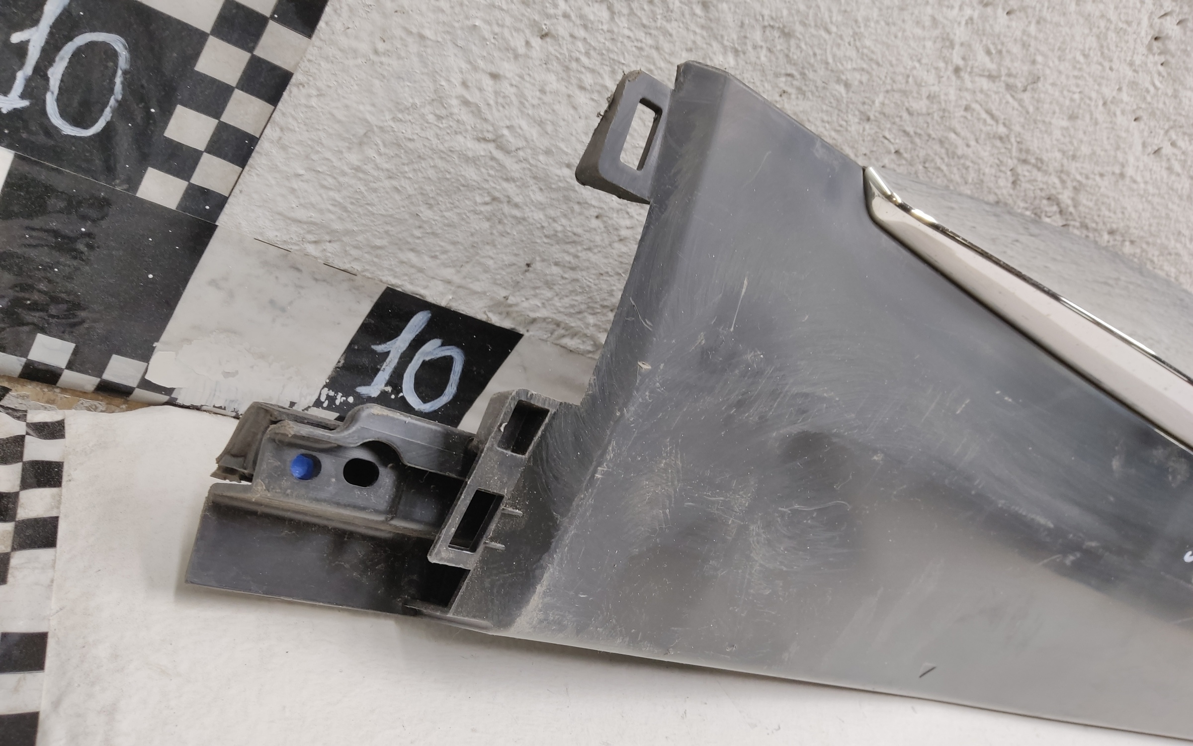 Накладка двери задней правой Geely Monjaro