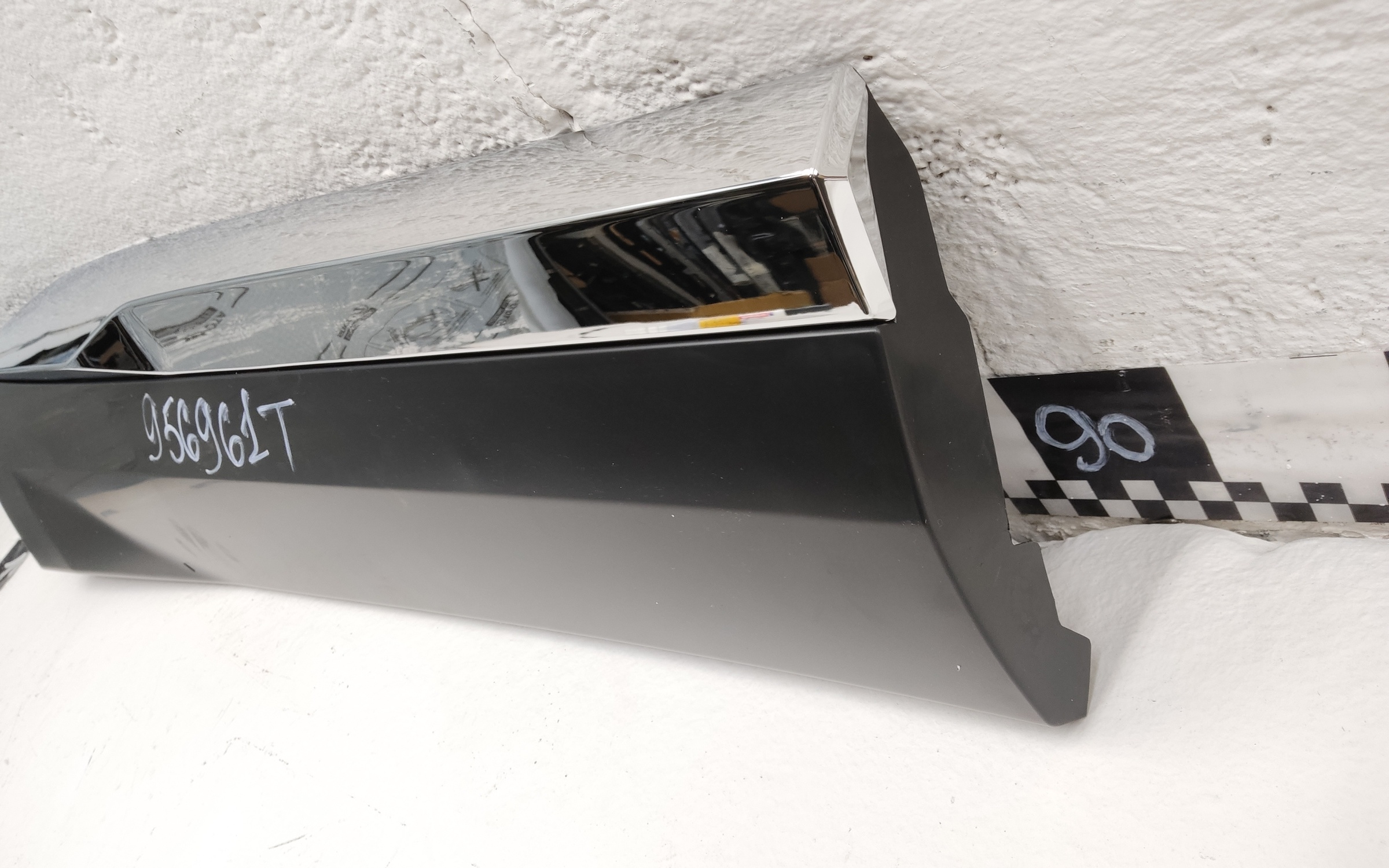 Накладка двери задней правой Geely Monjaro