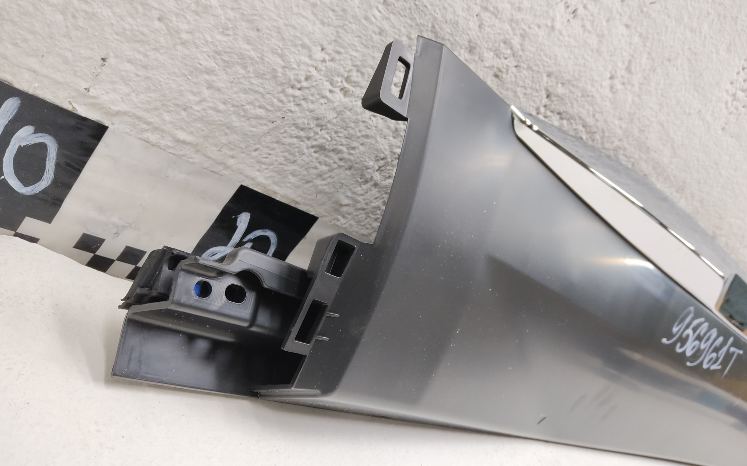 Накладка двери задней правой Geely Monjaro