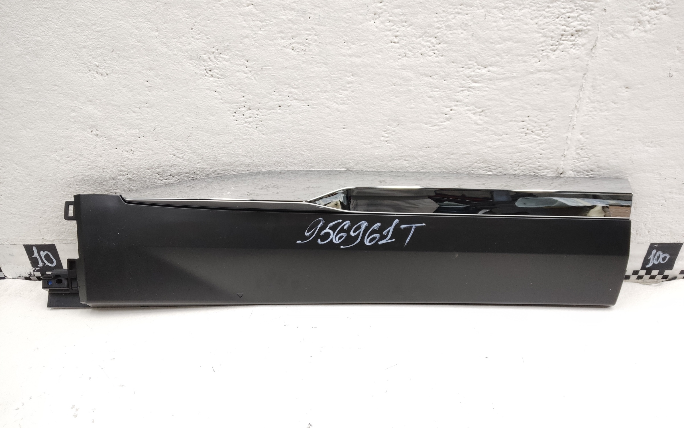 Накладка двери задней правой Geely Monjaro