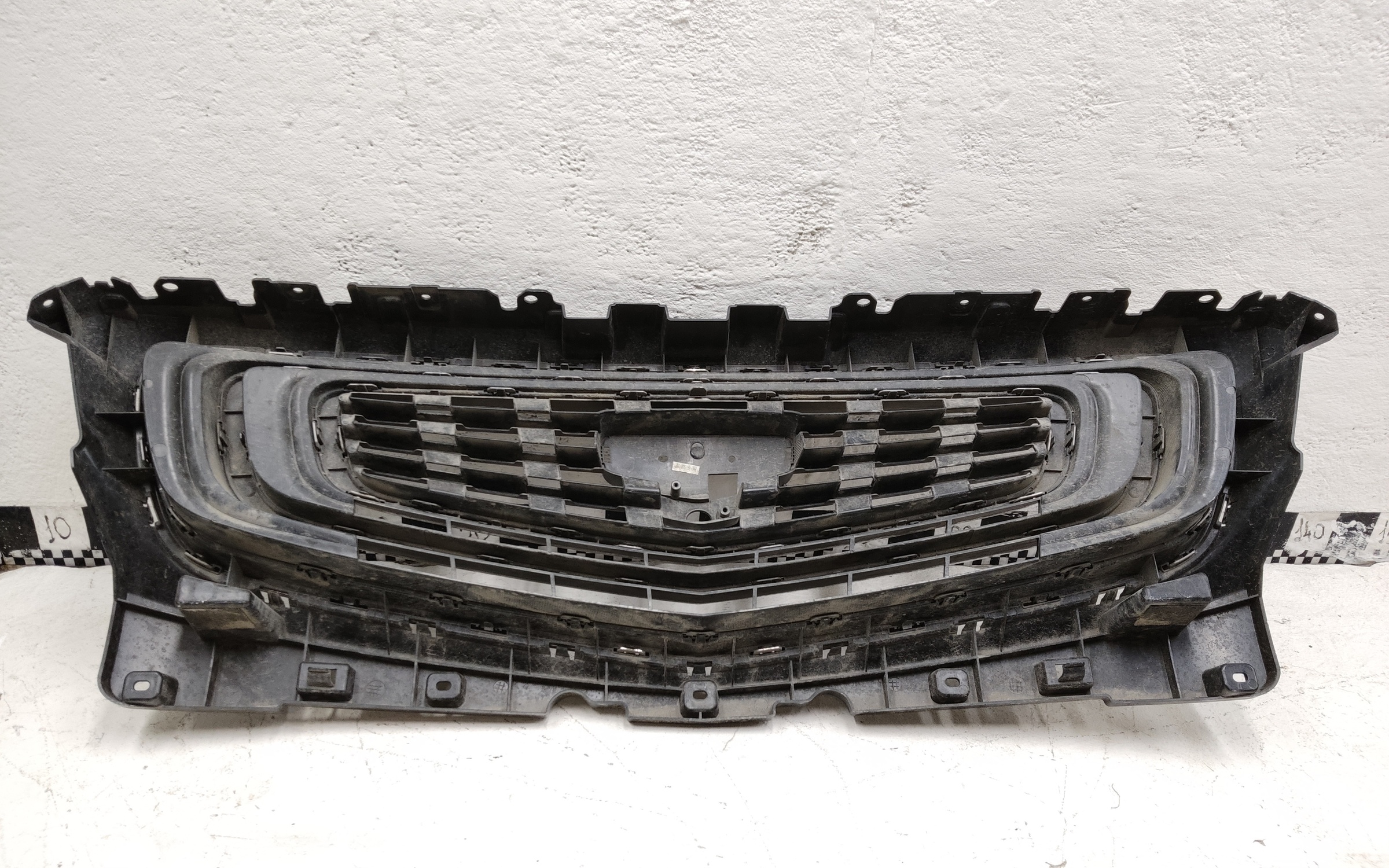 Решетка радиатора Geely Atlas Pro под камеру
