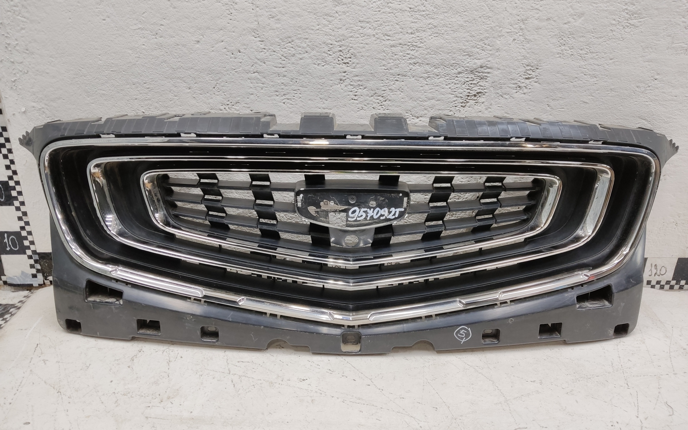 Решетка радиатора Geely Atlas Pro под камеру