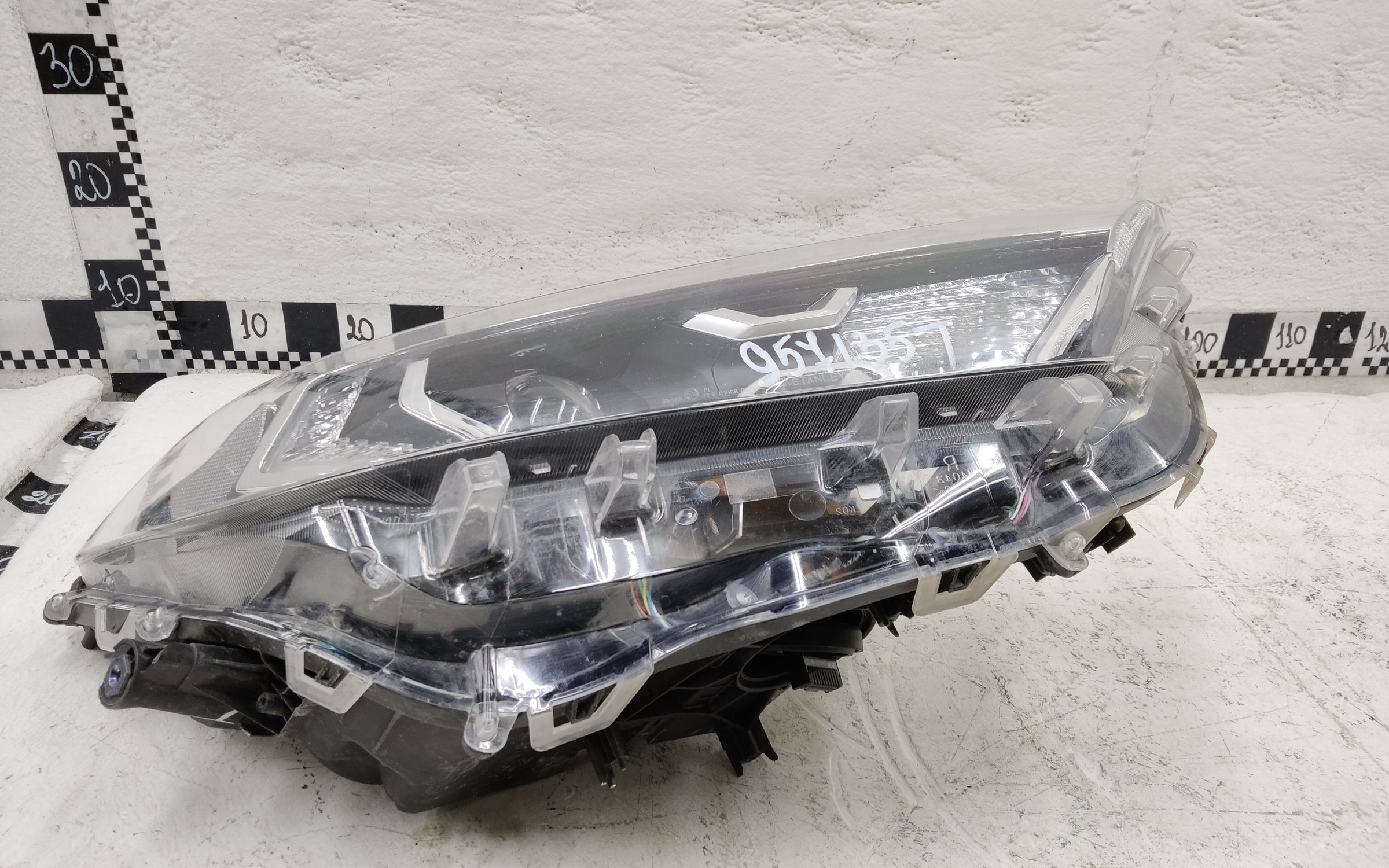 Фара передняя правая Toyota Rav4 XA50 линза LED