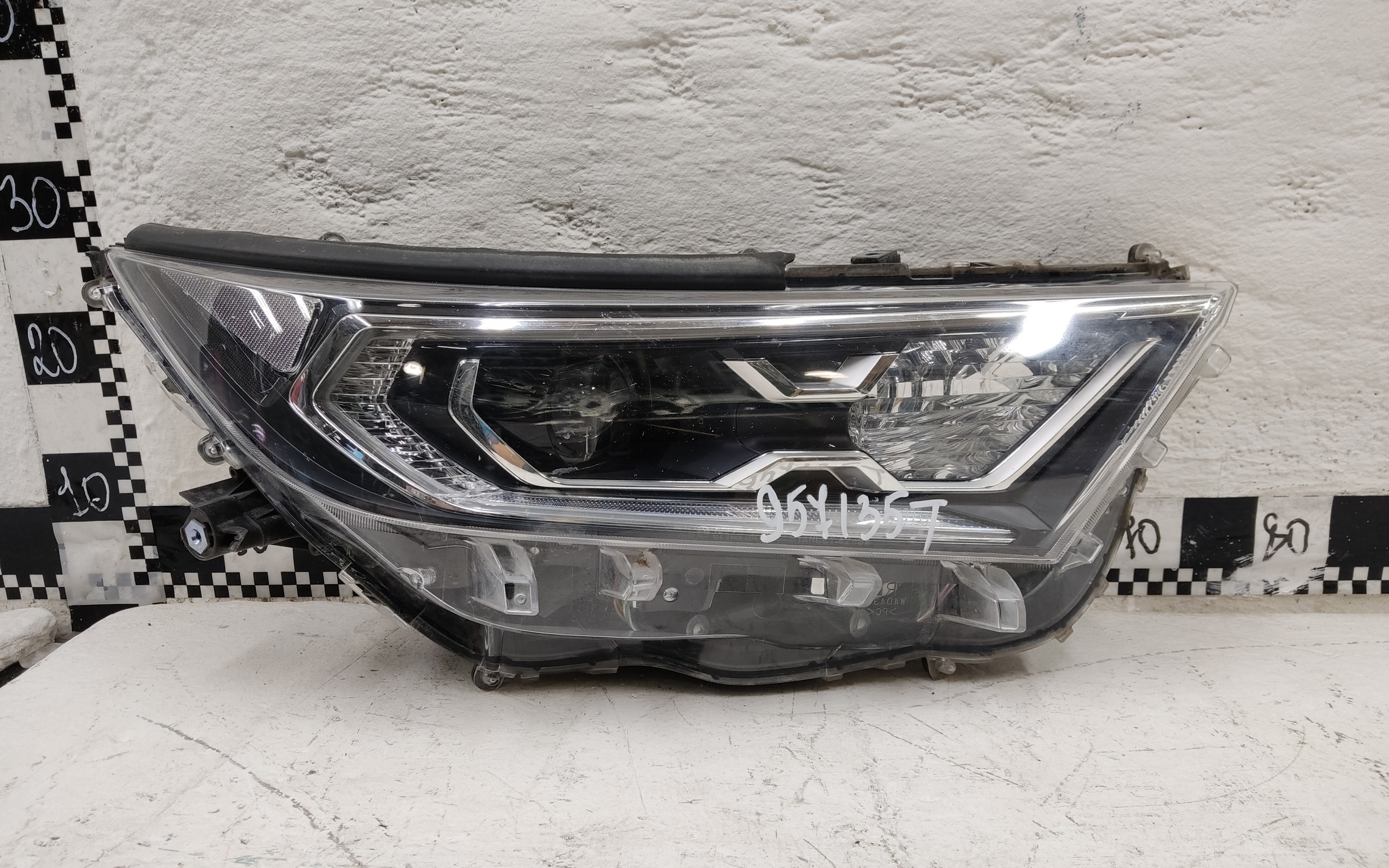 Фара передняя правая Toyota Rav4 XA50 линза LED