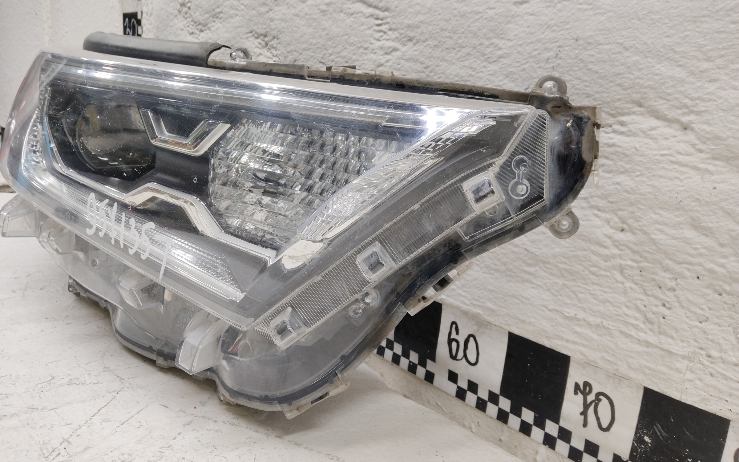 Фара передняя правая Toyota Rav4 XA50 линза LED