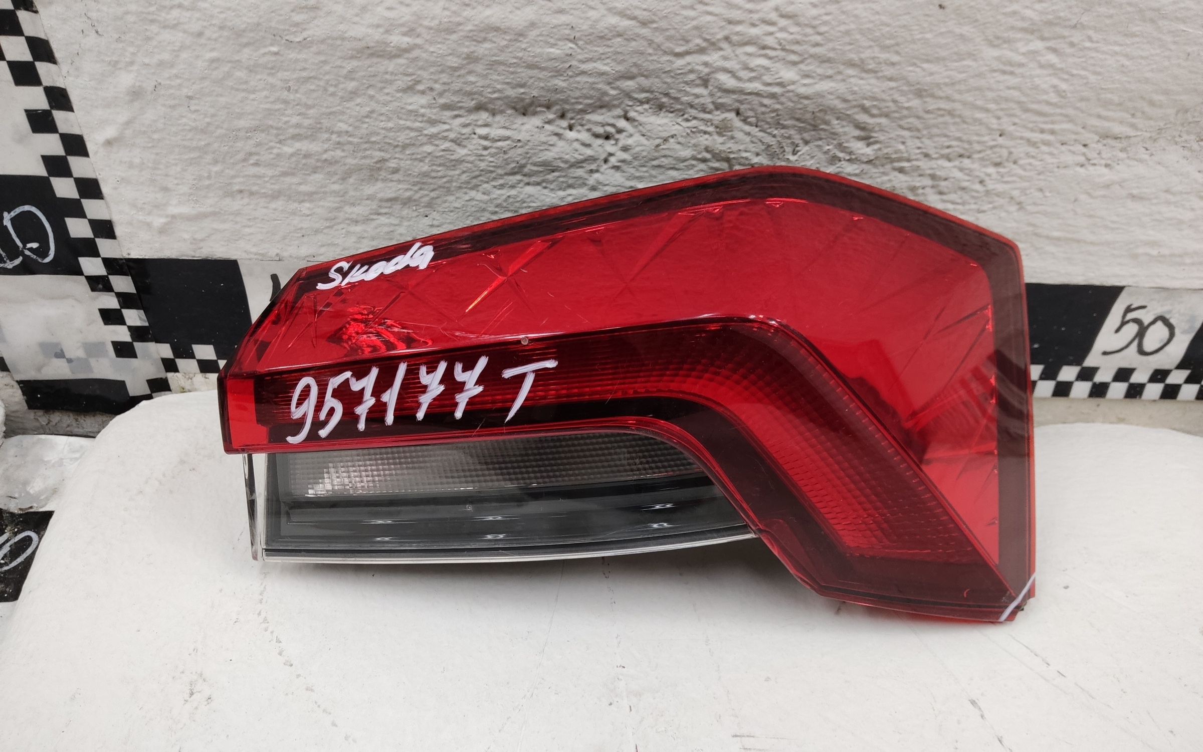 Фонарь задний правый наружный Skoda Rapid 2 LED