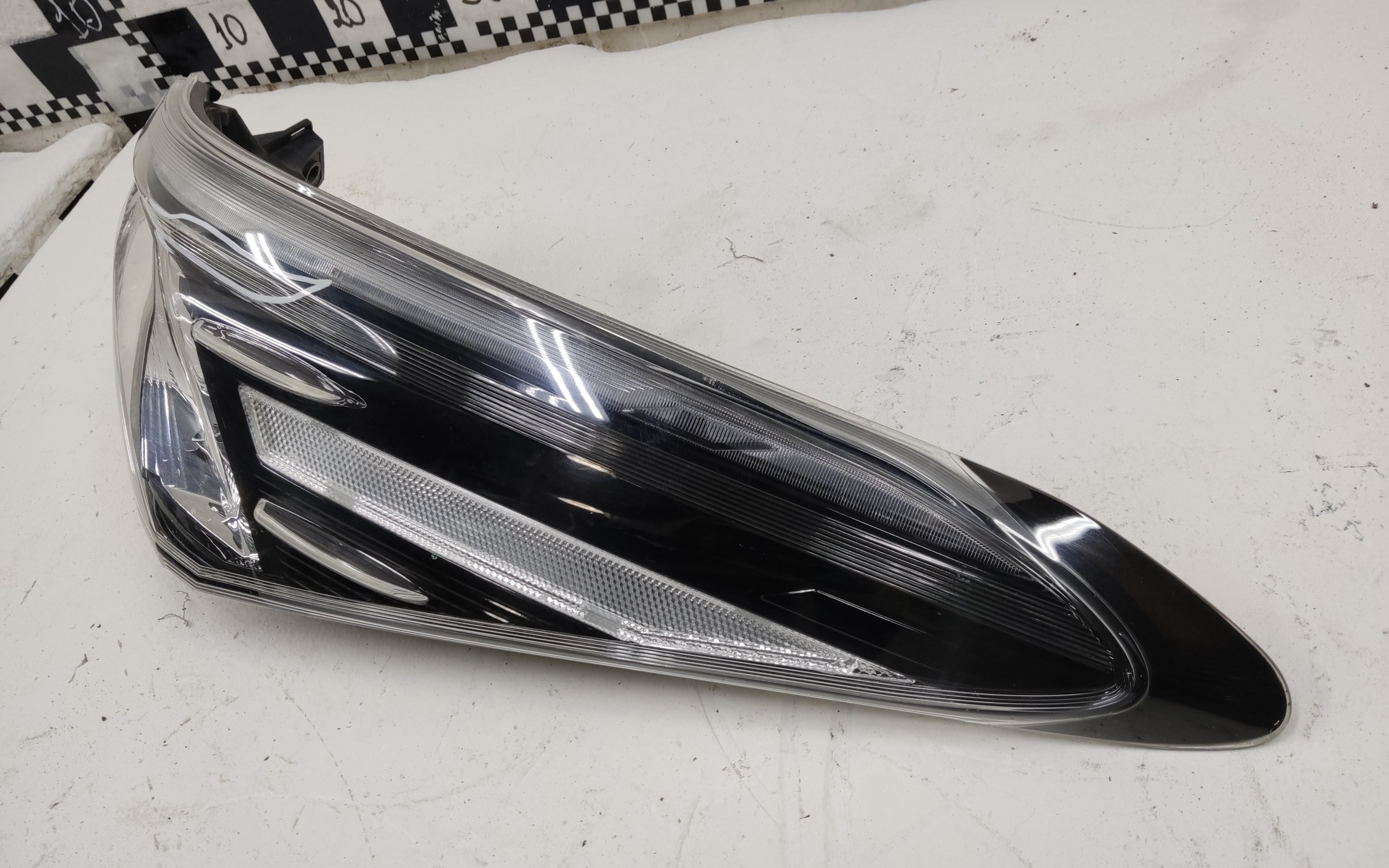 Фонарь задний правый наружный Toyota Camry V70 LED Restail чёрный