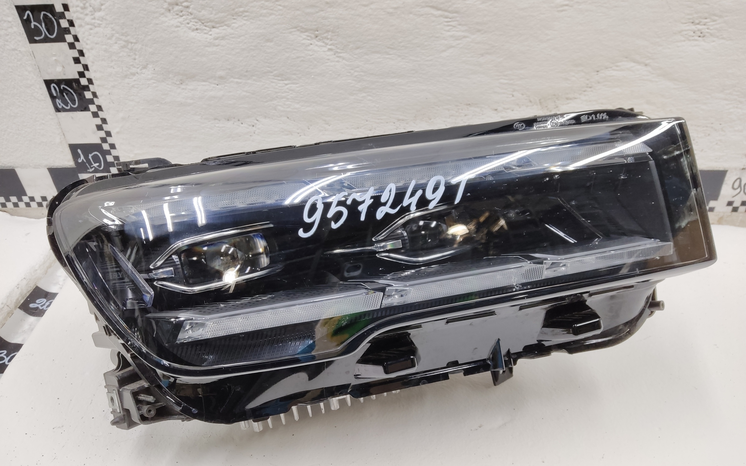 Фара передняя правая Geely Monjaro LED