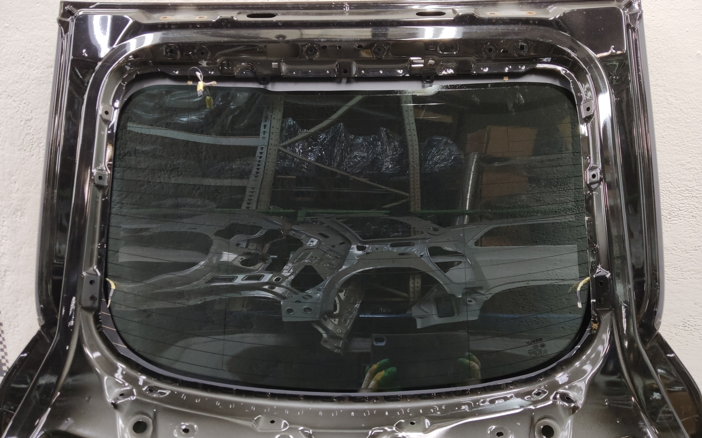 Стекло крышки багажника Geely Tugella