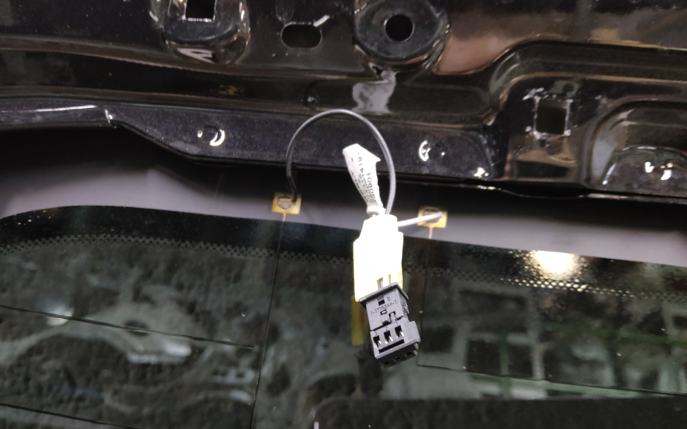 Стекло крышки багажника Geely Tugella