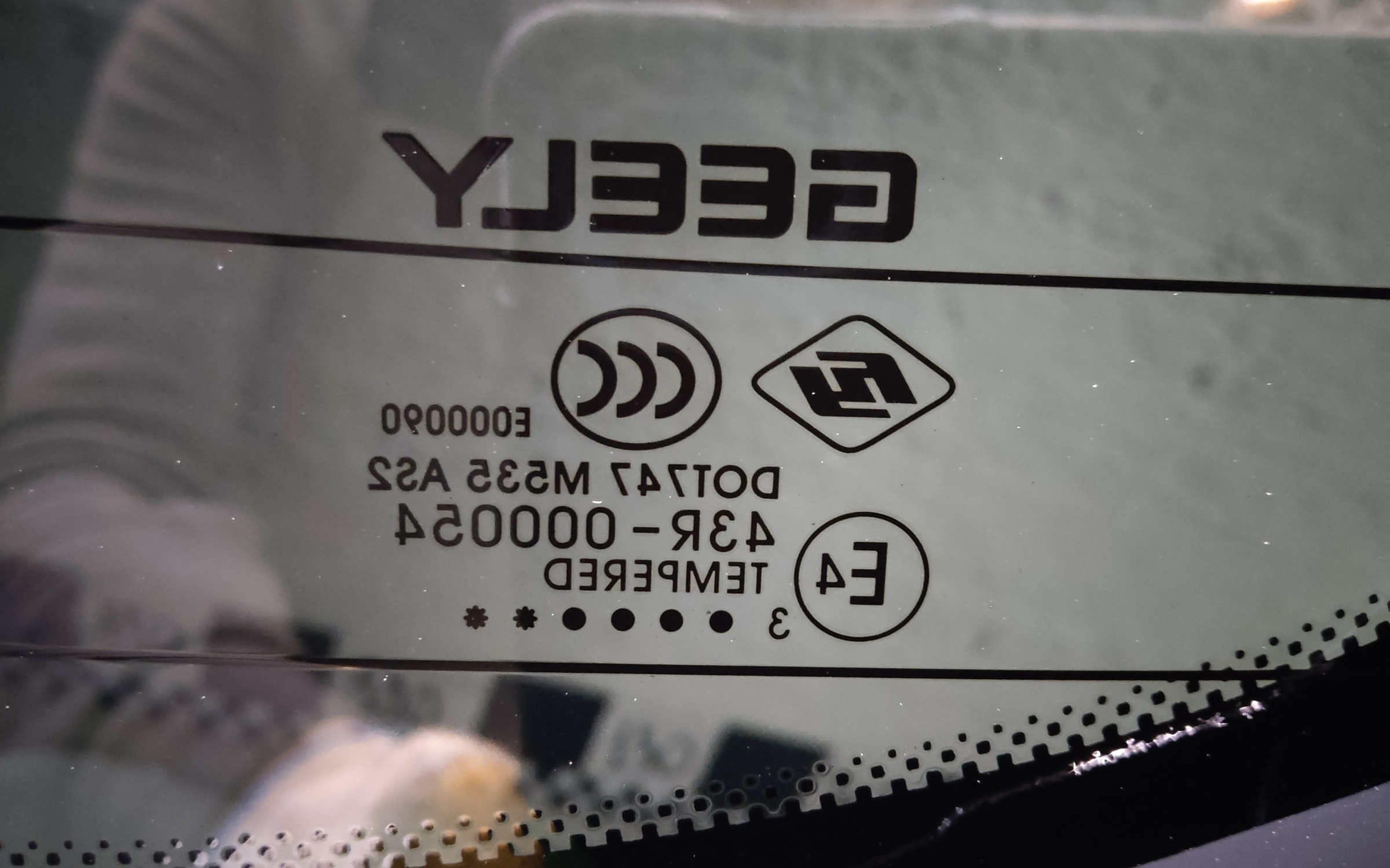 Стекло крышки багажника Geely Tugella