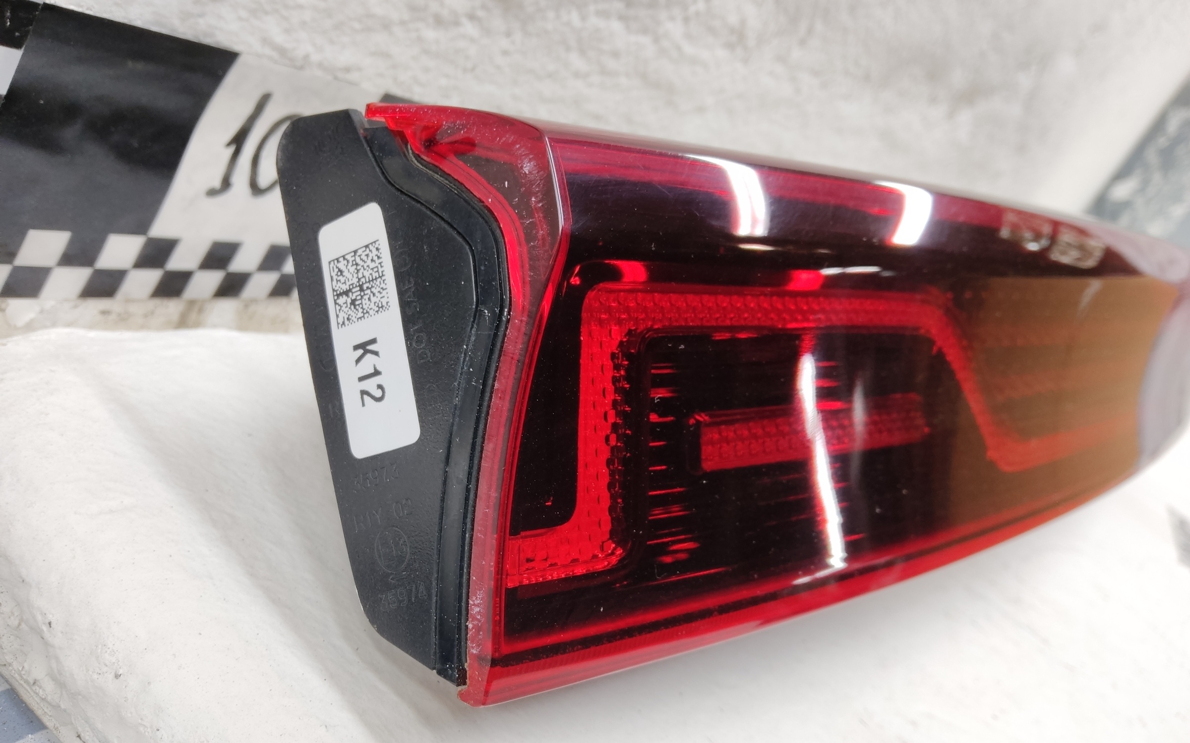 Фонарь крышки багажника Kia Carnival 4 LED