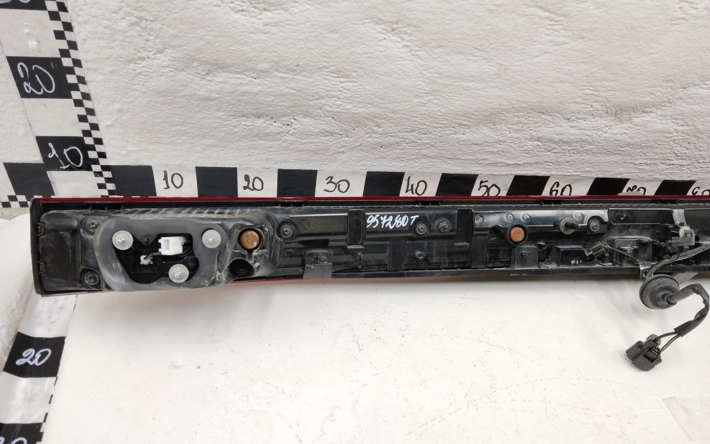 Фонарь крышки багажника Kia Carnival 4 LED