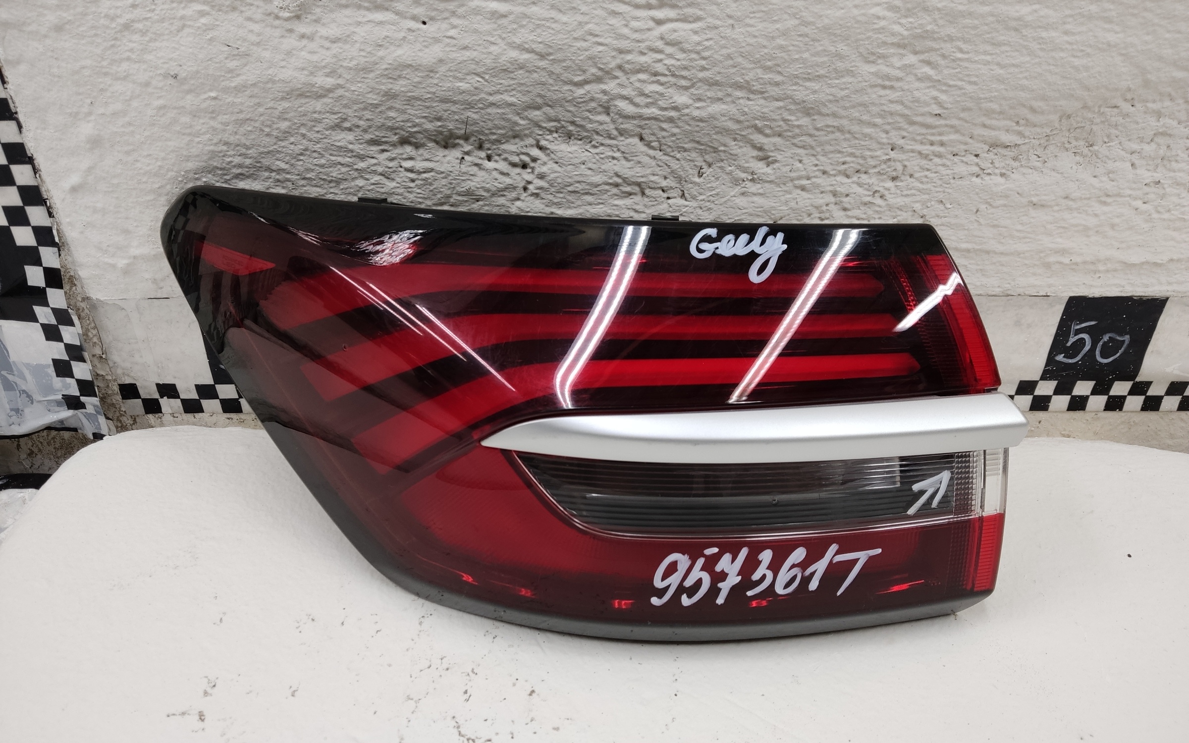 Фонарь задний левый наружный Geely Coolray LED