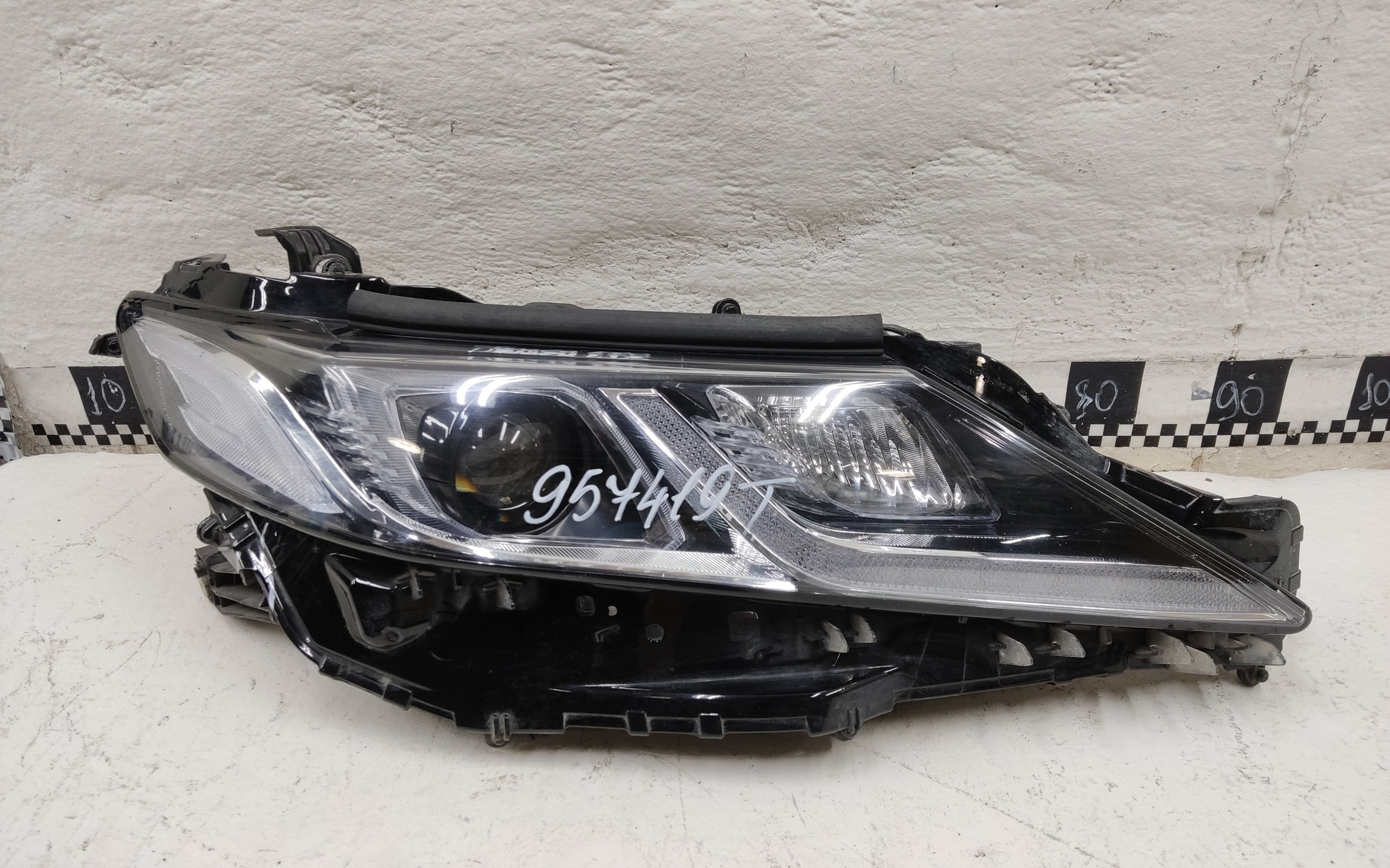 Фара передняя правая Toyota Camry V70 LED "SAT"