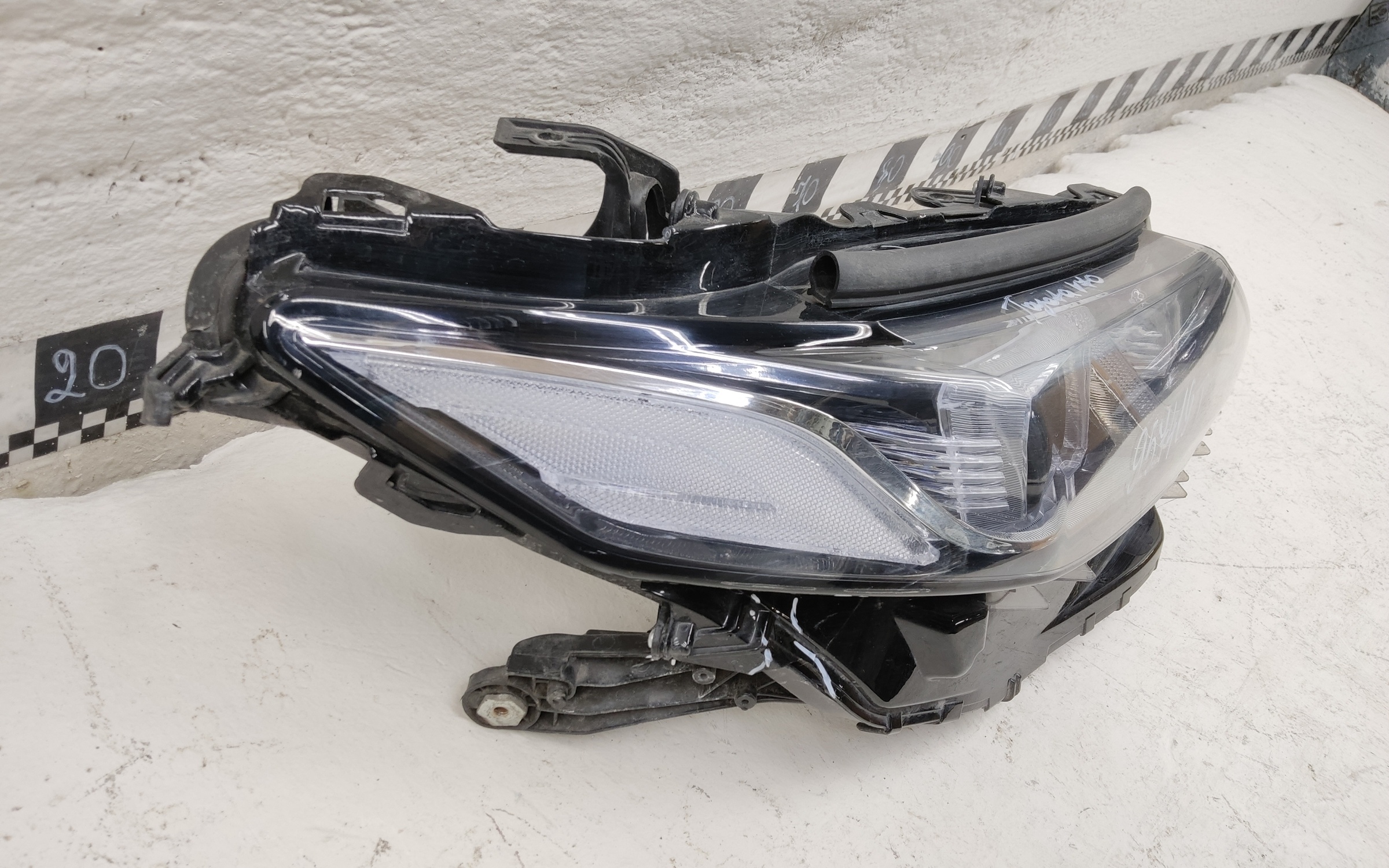 Фара передняя правая Toyota Camry V70 LED "SAT"