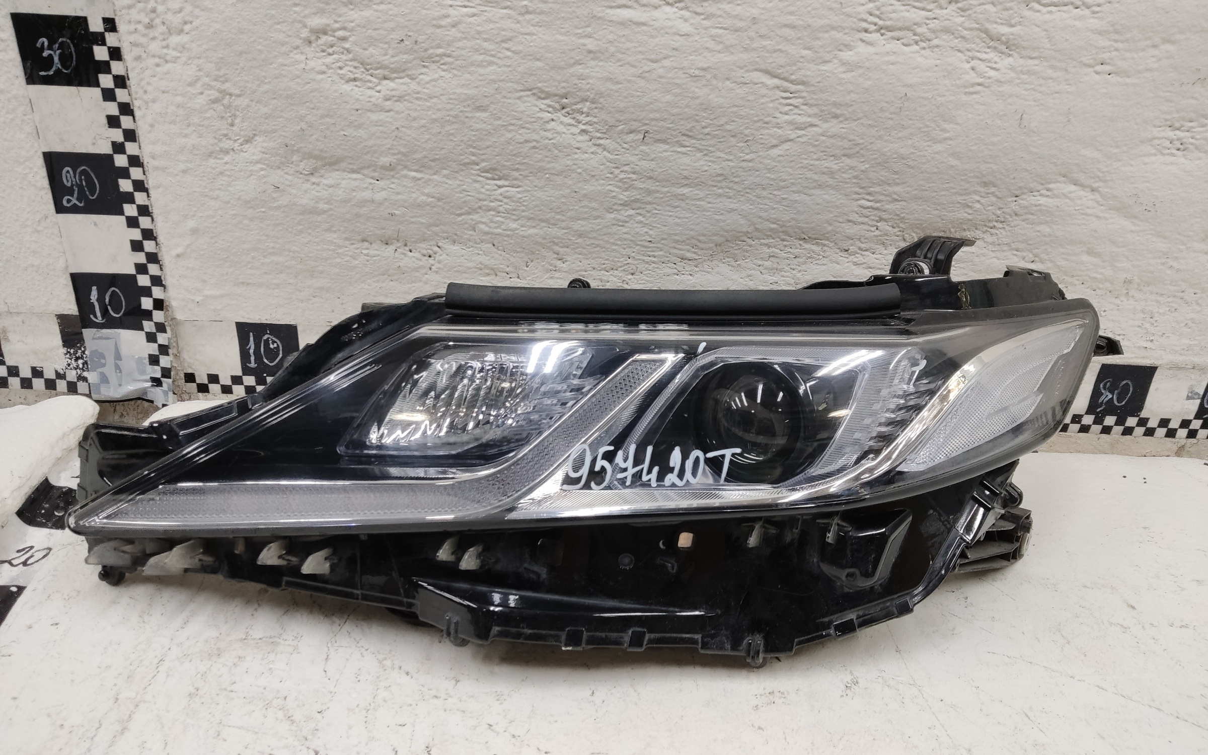 Фара передняя левая Toyota Camry V70 LED "SAT"