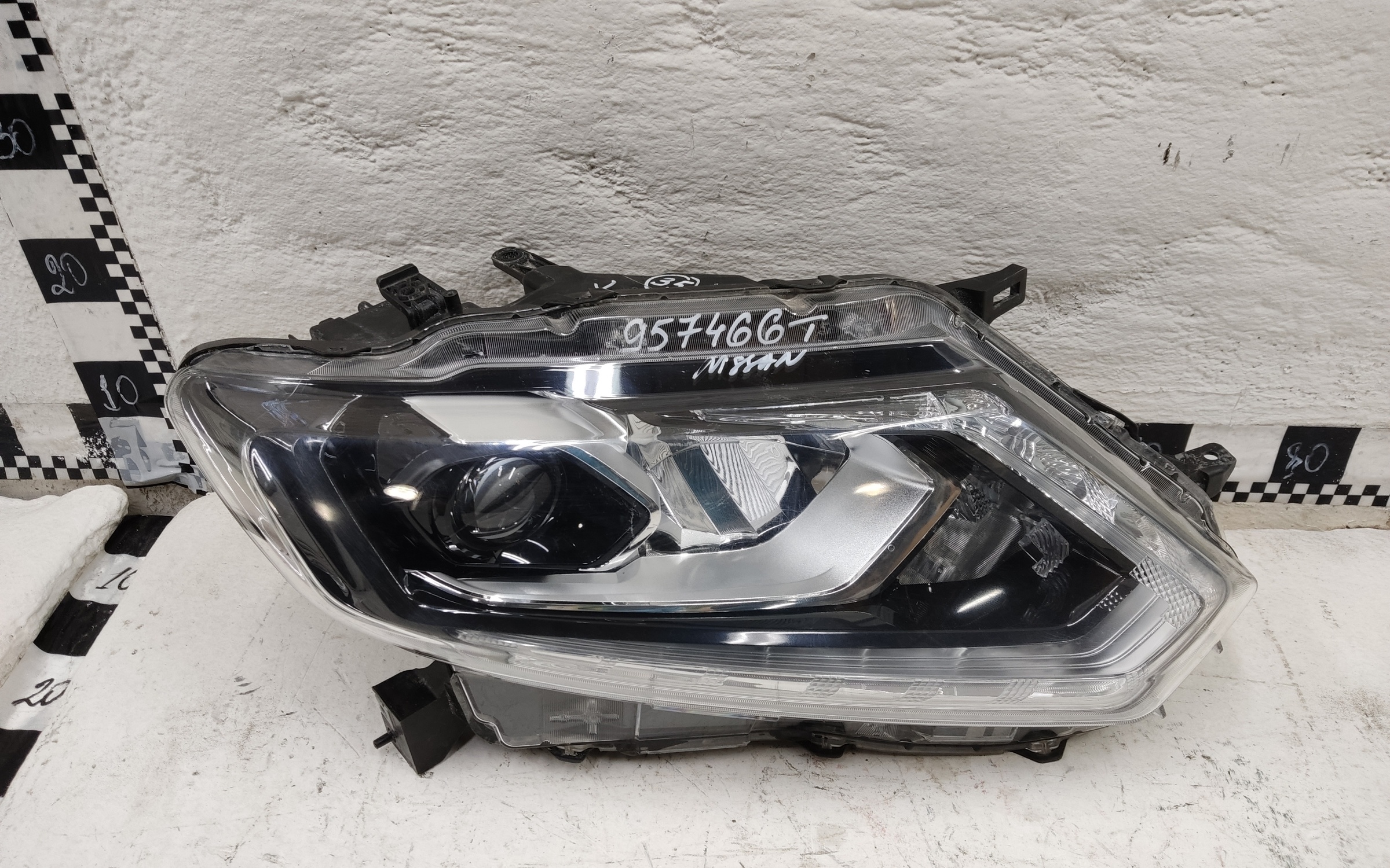 Фара передняя правая Nissan X-trail T32 LED