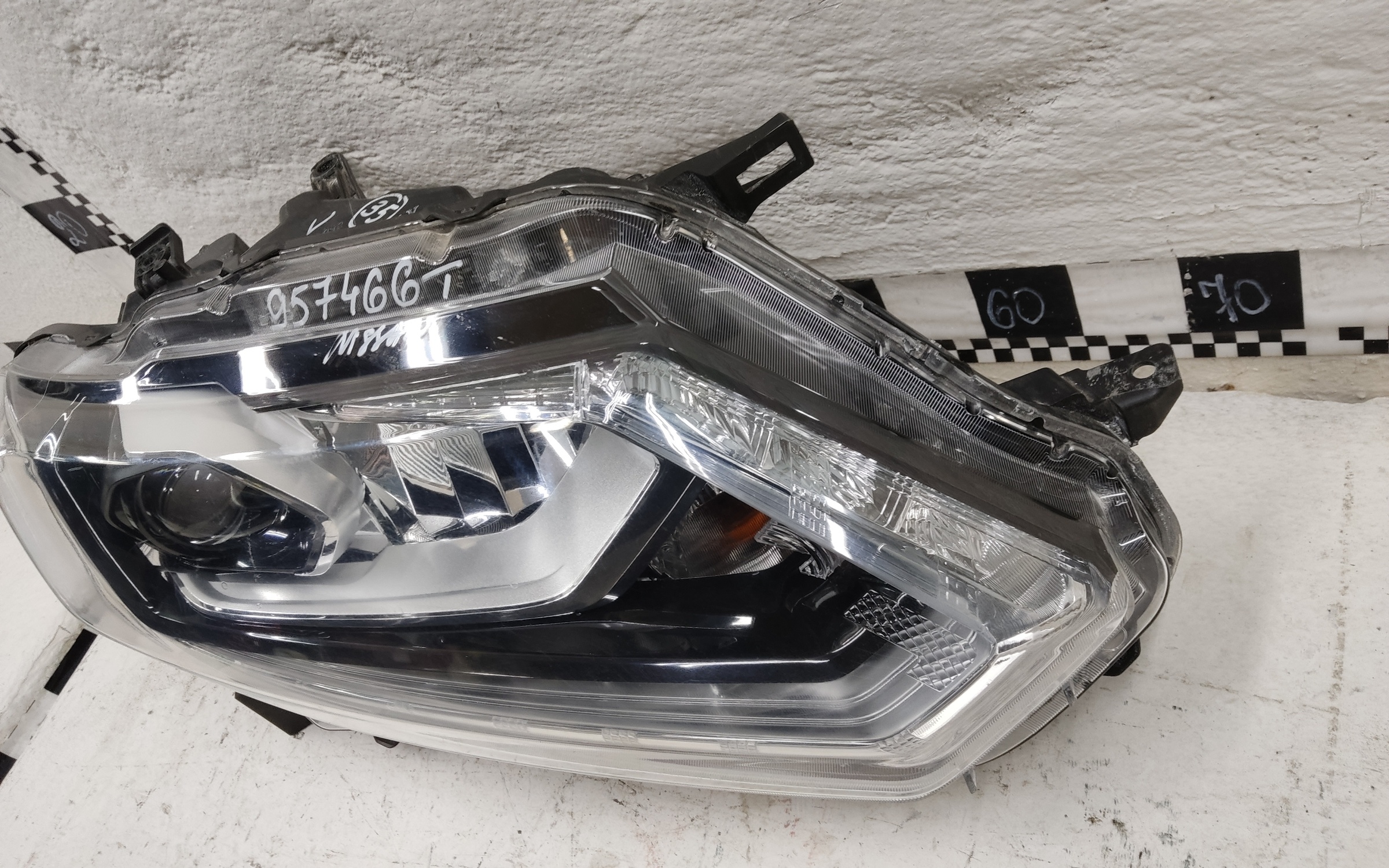Фара передняя правая Nissan X-trail T32 LED