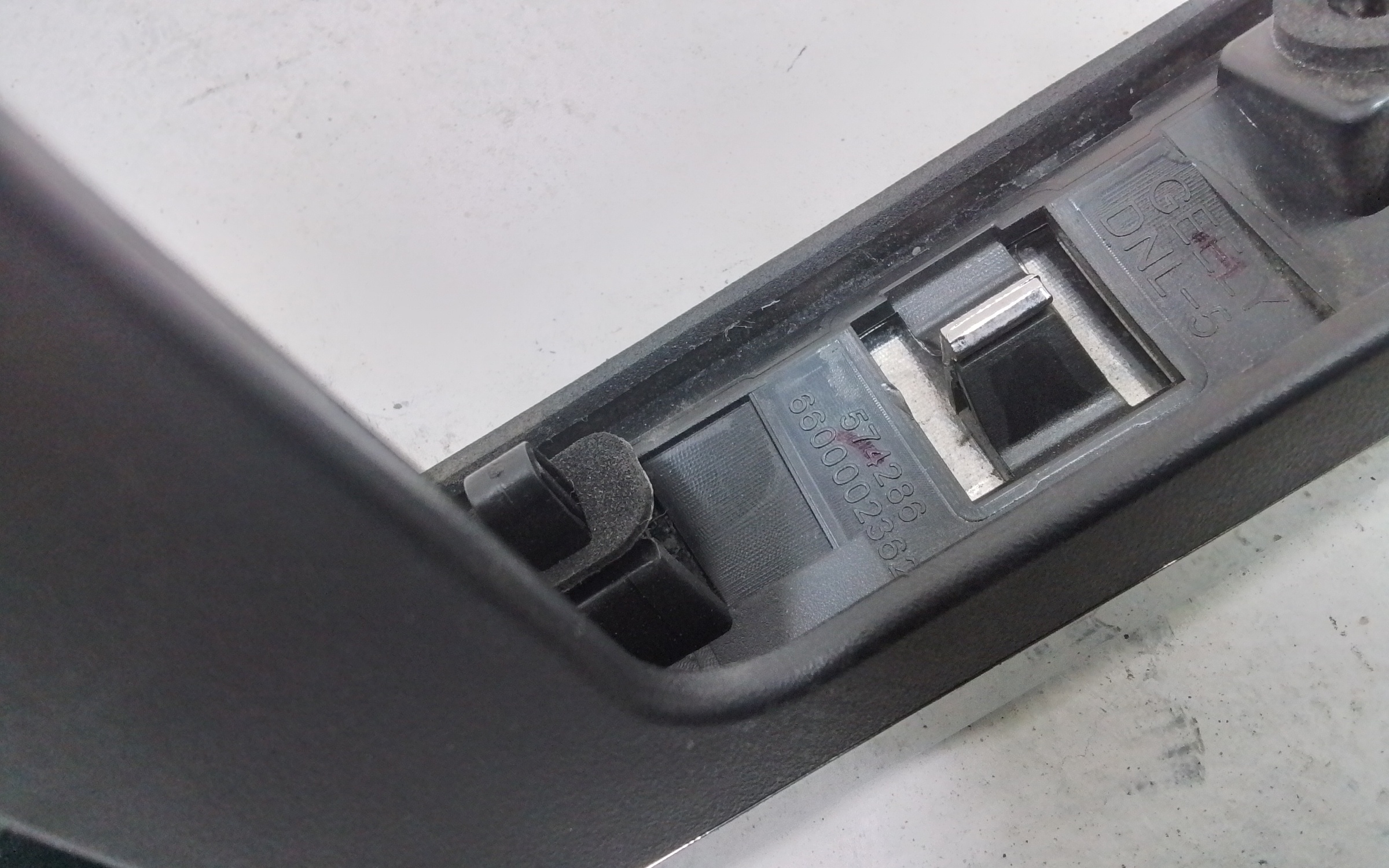Накладка крышки багажника хром Geely Tugella 1