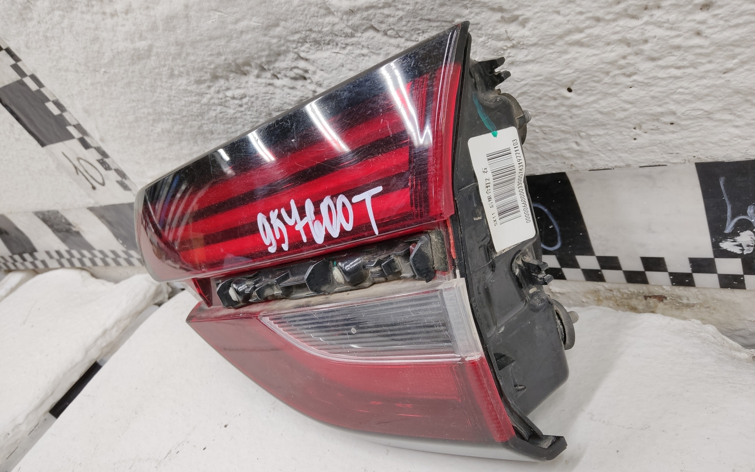 Фонарь задний правый внутренний Geely Coolray LED