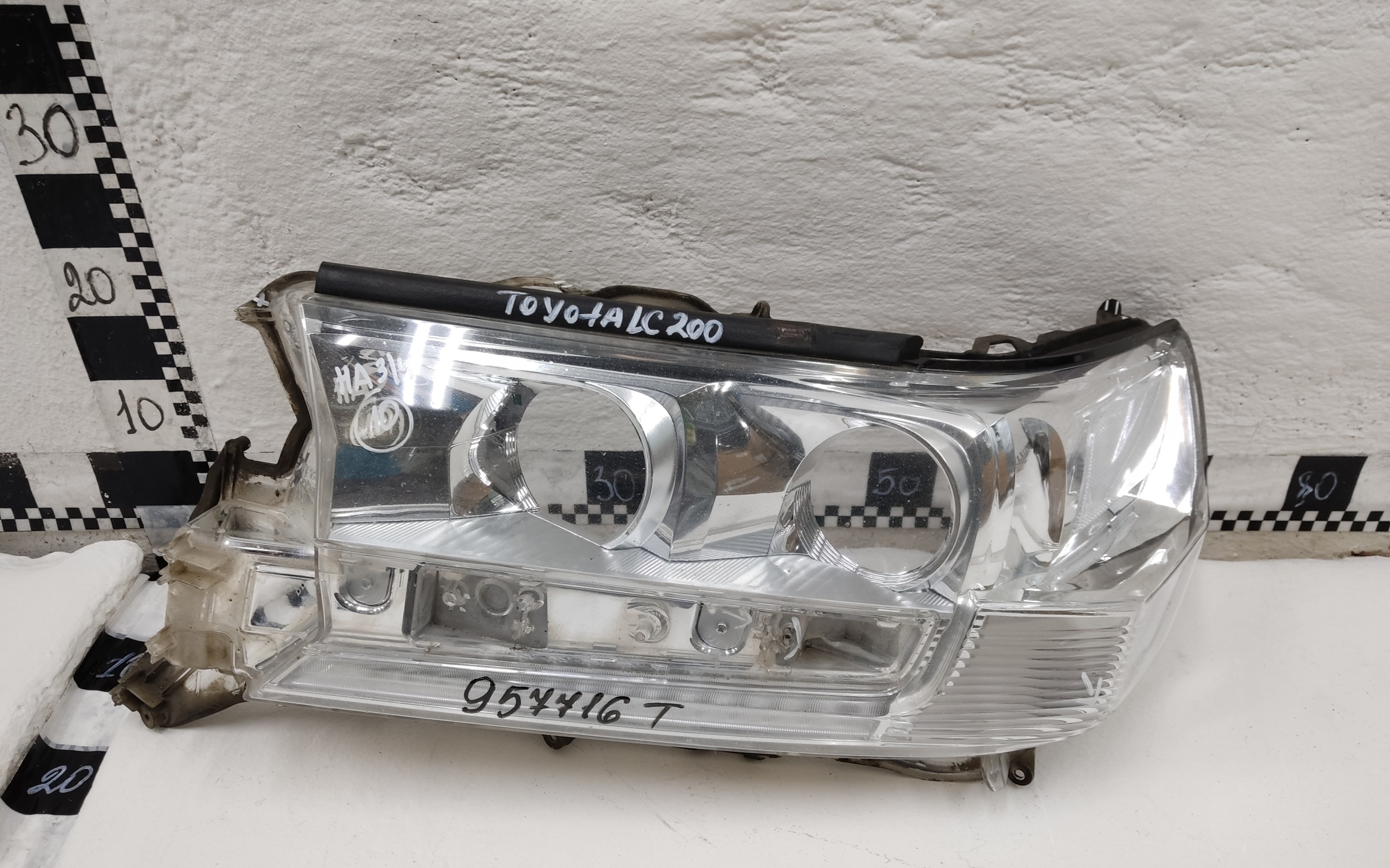Стекло фары передней левой Toyota Land Cruiser 200 Restail 2
