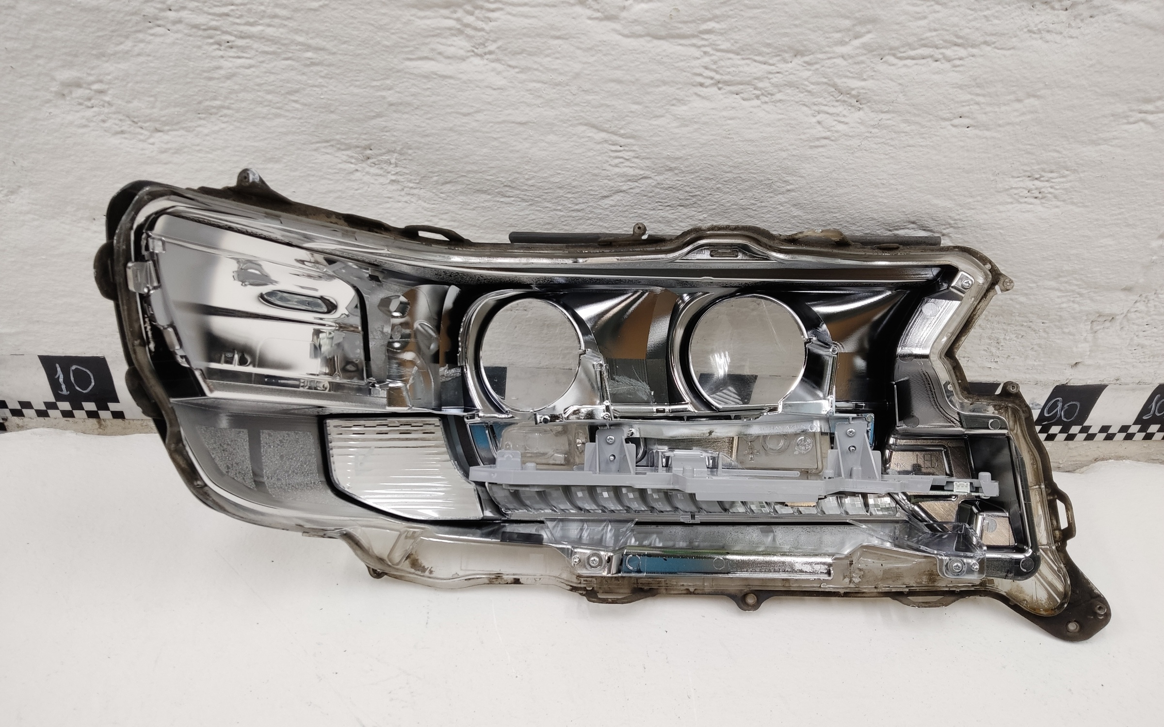 Стекло фары передней левой Toyota Land Cruiser 200 Restail 2