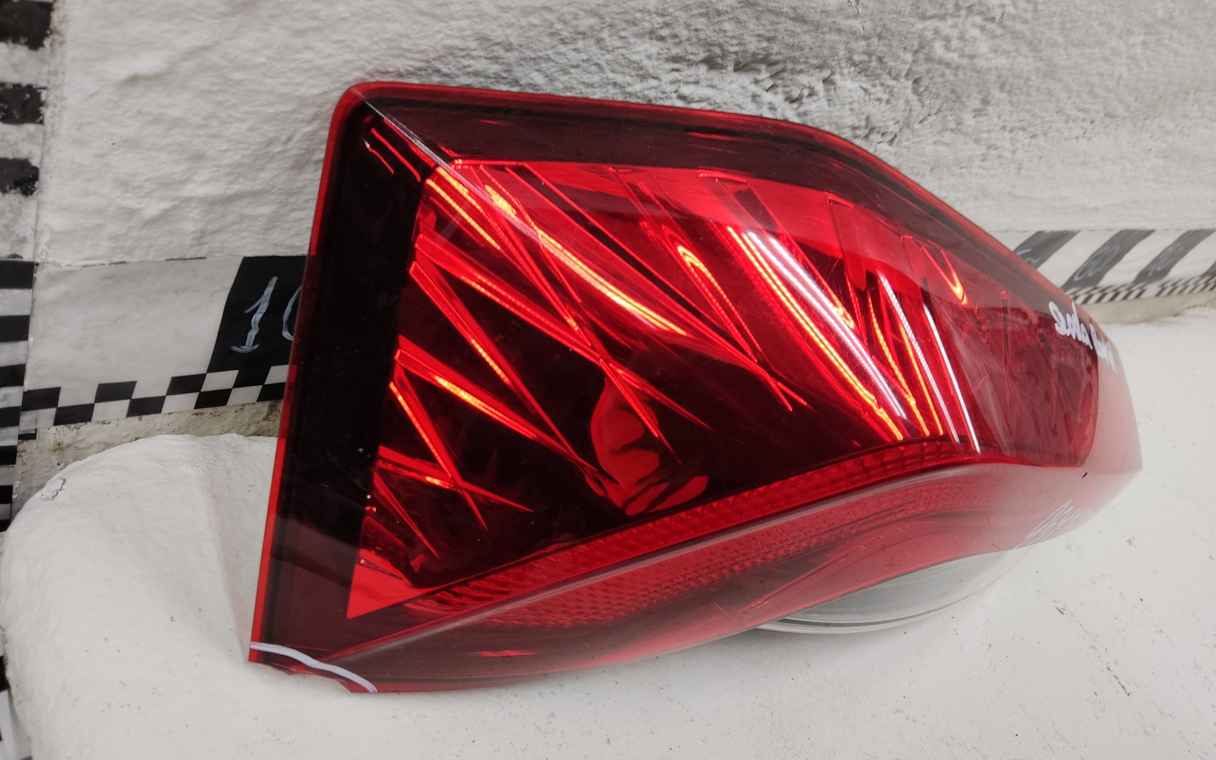 Фонарь задний левый наружный Skoda Rapid 2 LED