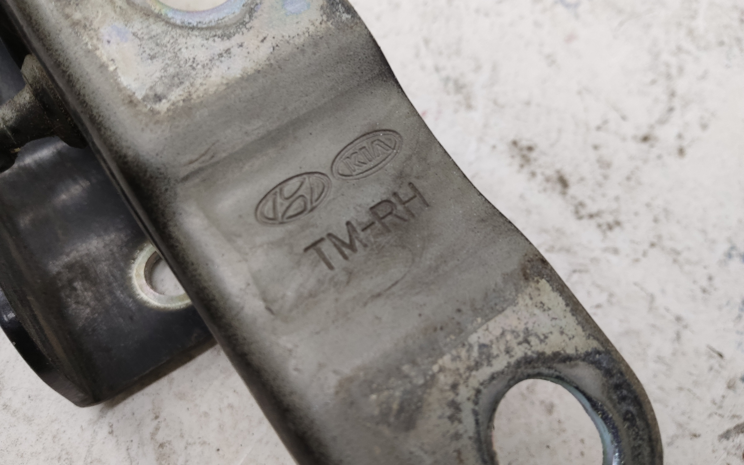 Петля капота правая Hyundai Santa Fe 4