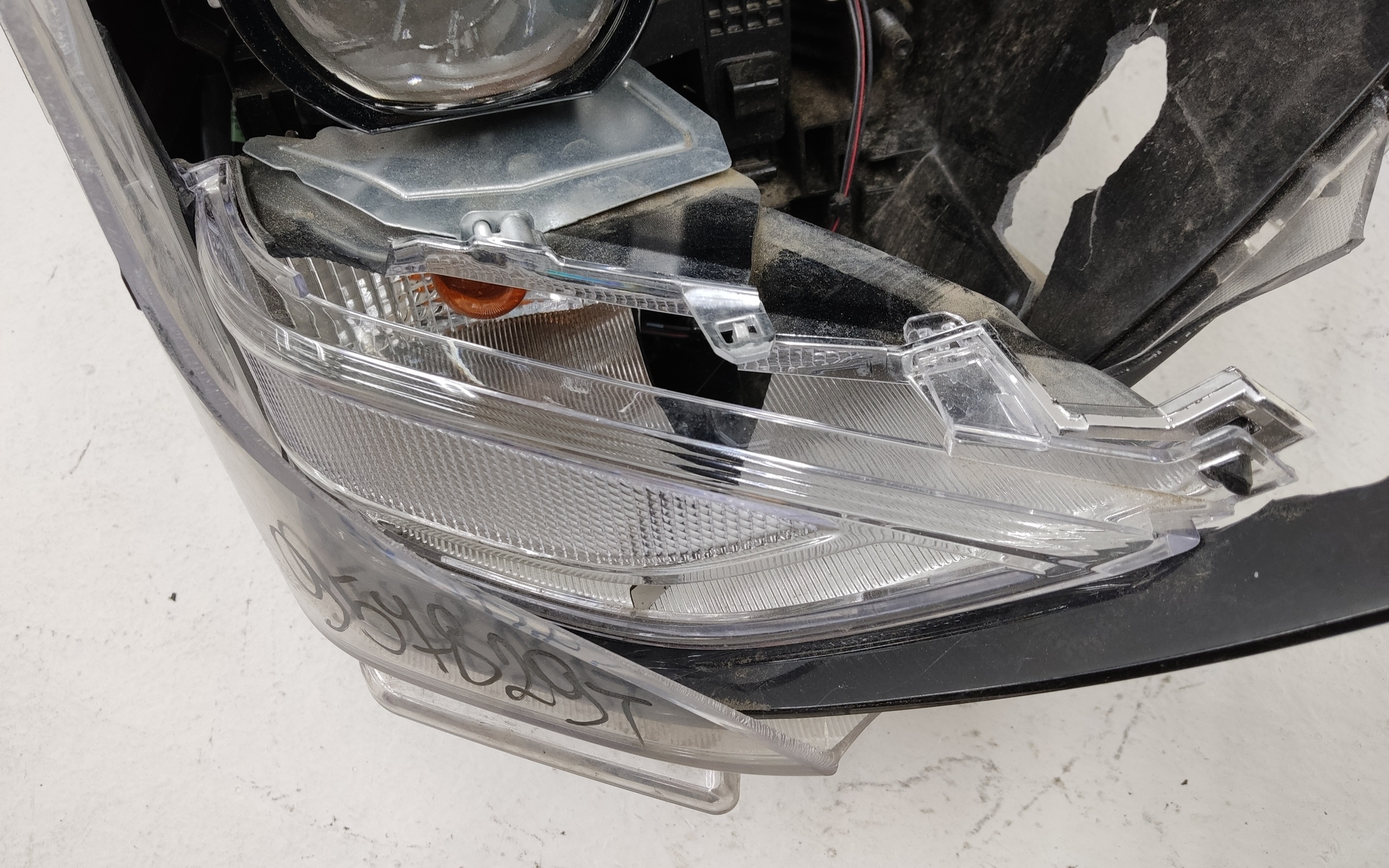 Фара передняя правая Hyundai Santa Fe 4 LED