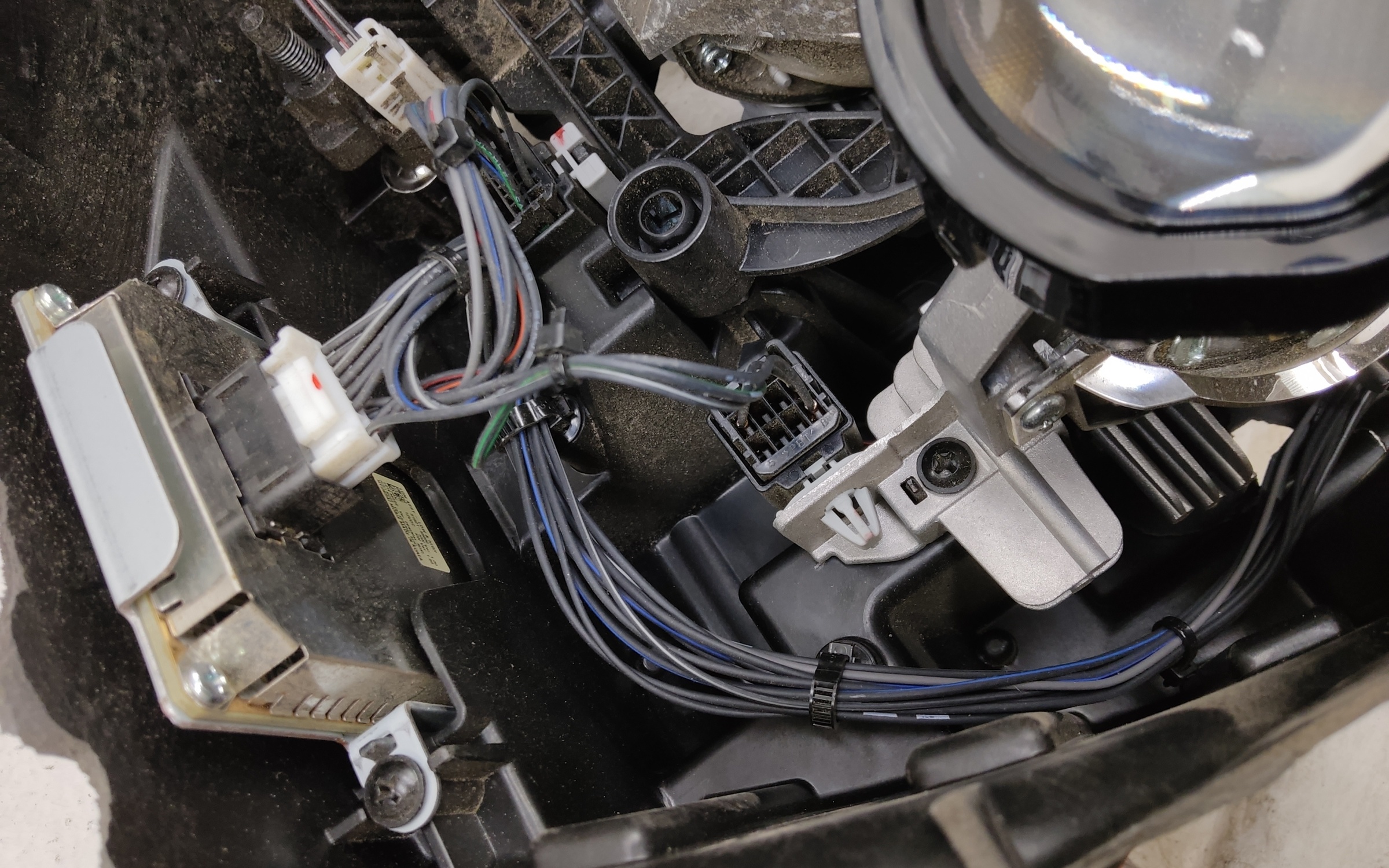 Фара передняя правая Hyundai Santa Fe 4 LED
