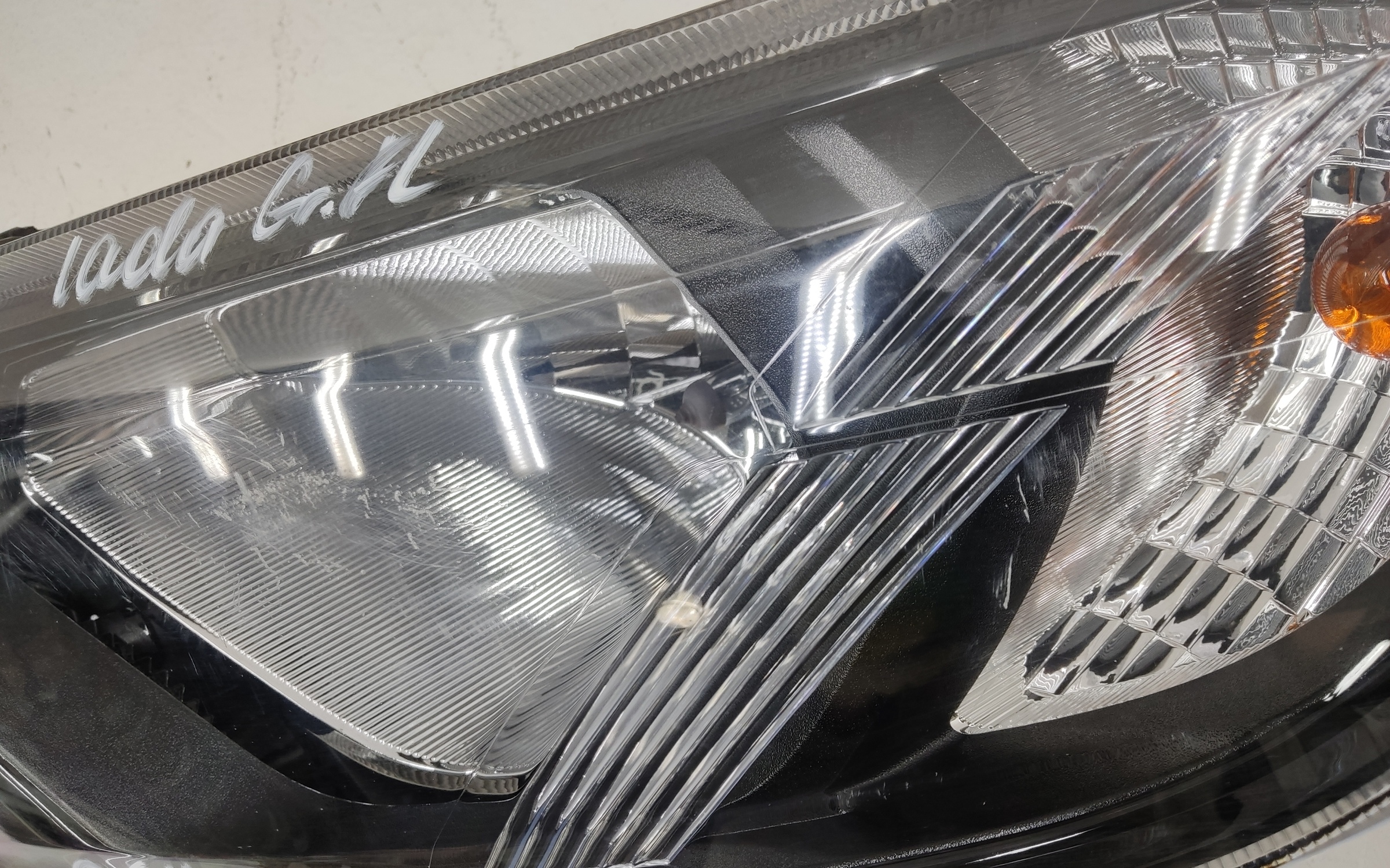 Фара передняя левая Lada Granta 1 Restail галоген