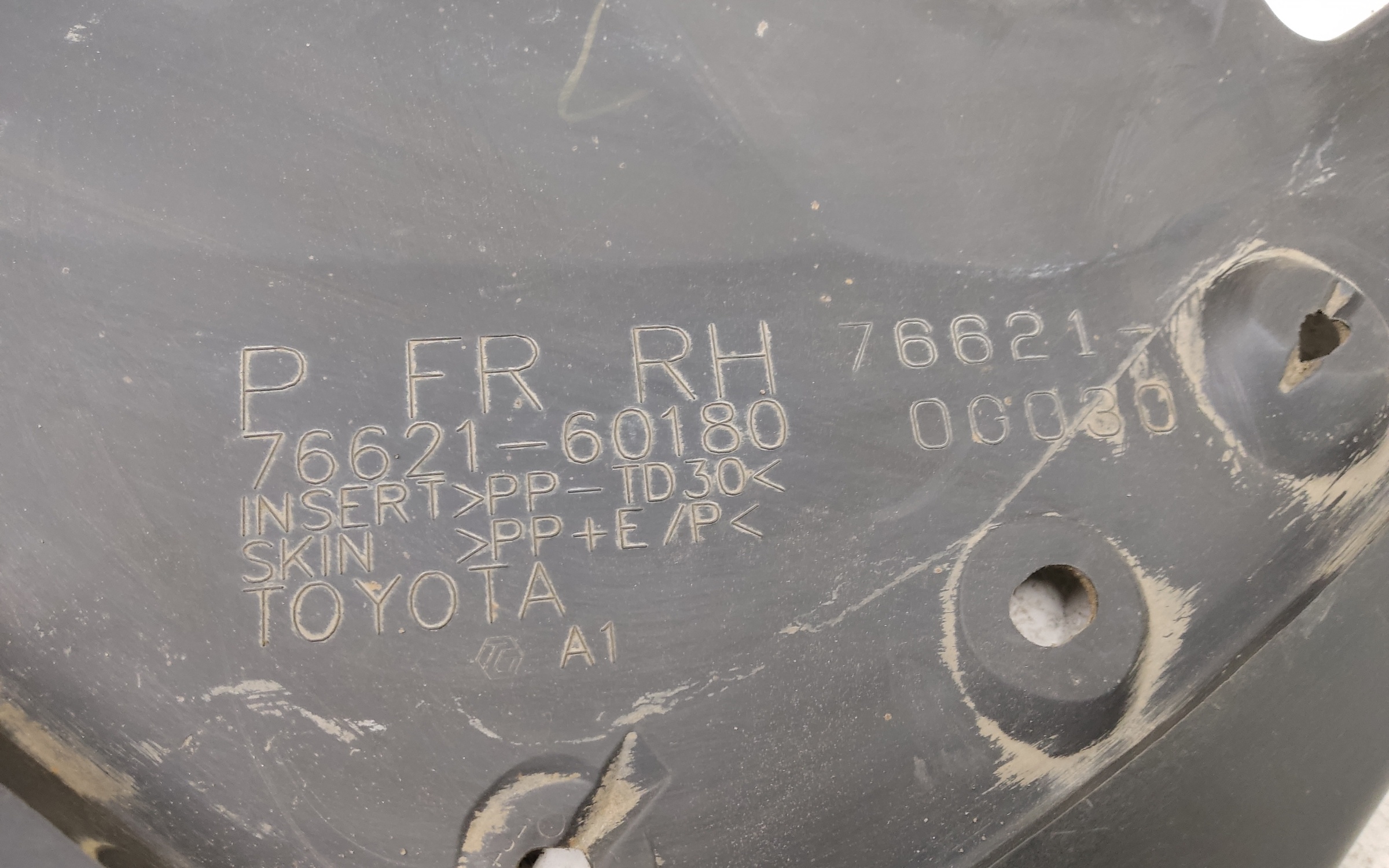 Брызговик передний правый Toyota Land Cruiser 150