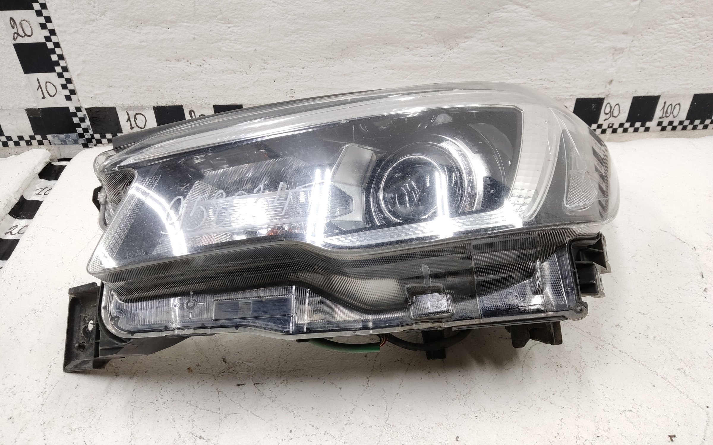 Фара передняя левая Subaru Forester 5 SK LED с габаритной лампой