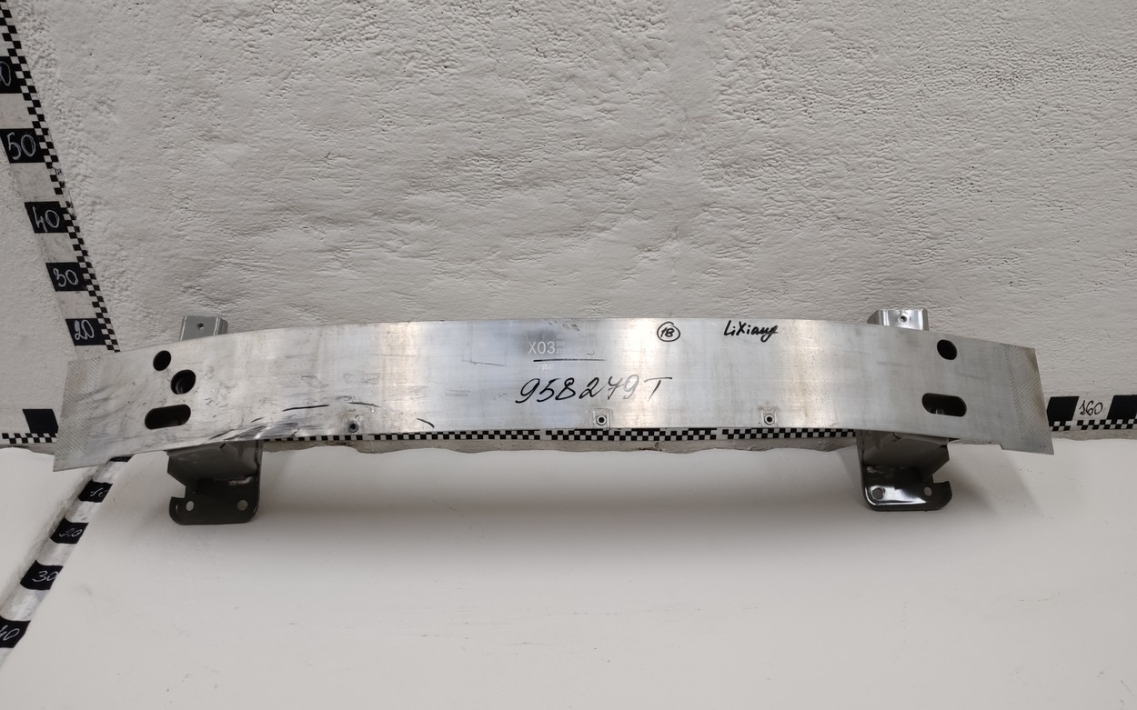 Усилитель переднего бампера LiXiang L9