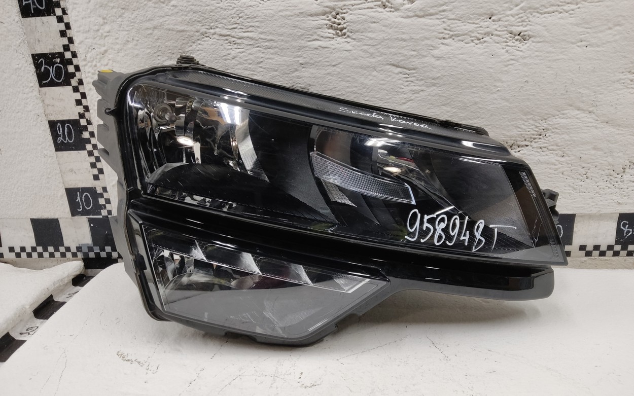 Фара передняя правая Skoda Karoq галоген