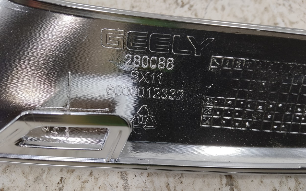 Накладка хром переднего бампера под фарой правая Geely Coolray